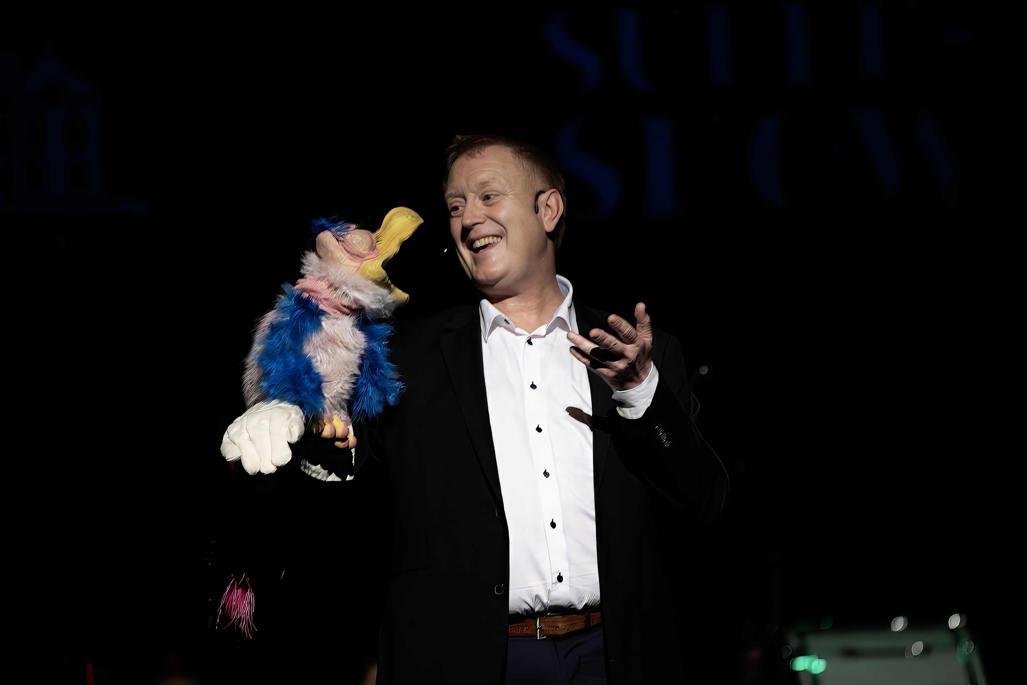 Haakon Esplo og den bråkjekke fuglen Anton Bergh var et herlig innslag Haakon Esplo og den bråkjekke fuglen Anton Bergh var et herlig innslag