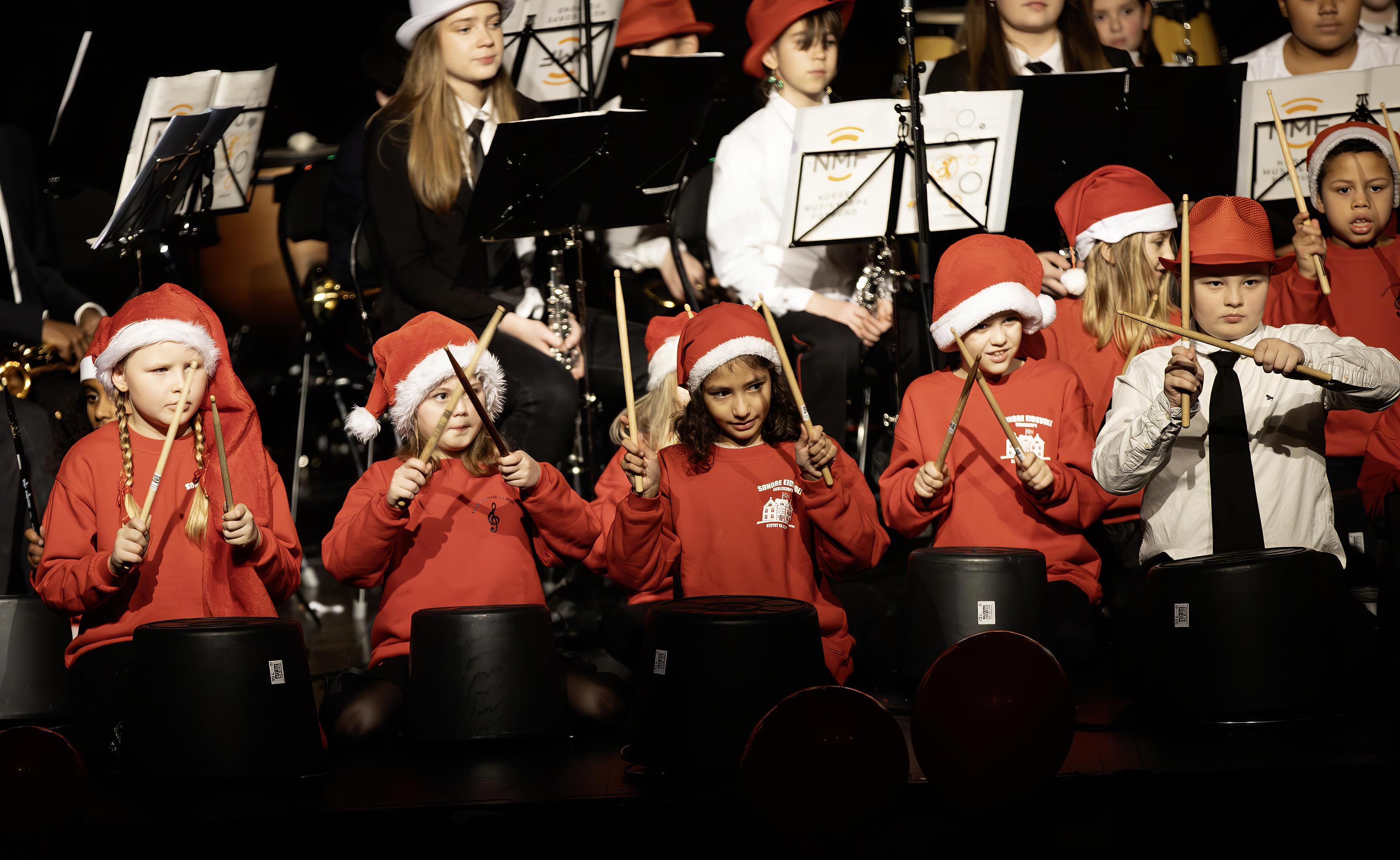 Aspirantenes bøtteballett var et artig påfunn og låt overraskende bra Aspirantenes bøtteballett var et artig påfunn og låt overraskende bra