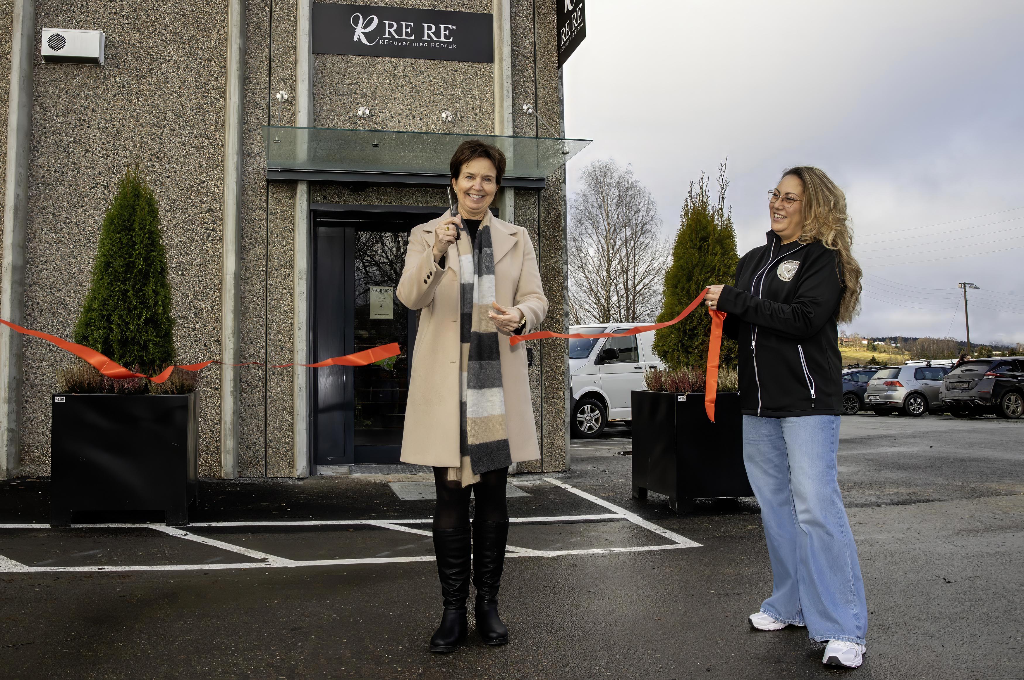 Ordfører Nina Kristengård klippet snora til RERE Eidsvoll, og minuttet senere klippet hun snora til Røde Kors-butikken. Til høyre RERE-gründer Yvonne Mari Lauritzen Finanger Ordfører Nina Kristengård klippet snora til RERE Eidsvoll, og minuttet senere klippet hun snora til Røde Kors-butikken. Til høyre RERE-gründer Yvonne Mari Lauritzen Finanger