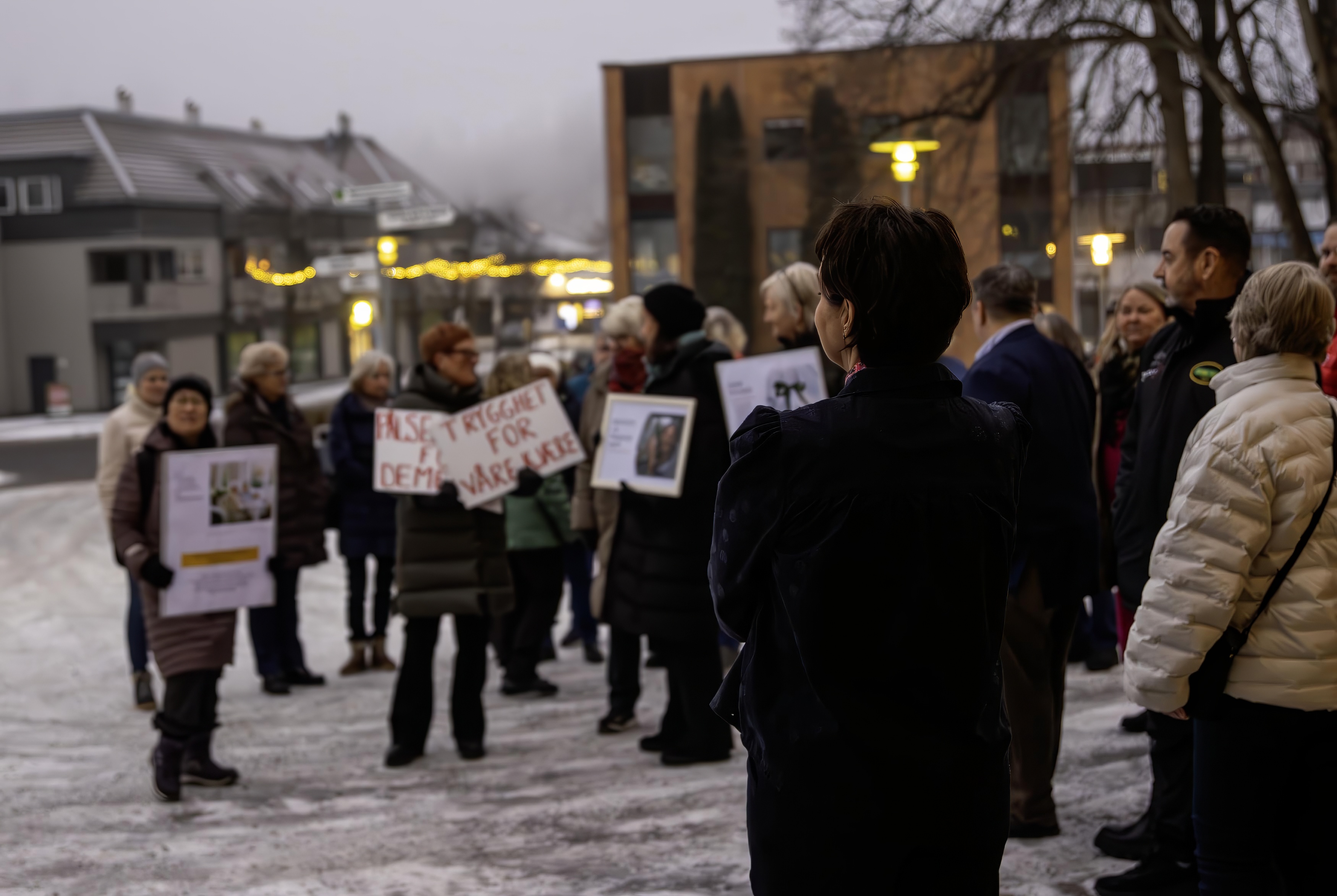 Før tirsdagens kommunestyremøte var det en stille markering foran rådhuset. Budskapet var klart nok: nei til flytting av personer med demens fra Pålsejordet. En ordknapp Nina Kristengård tok seg god tid før hun gikk inn. - Det er aldri en god følelse å ta upopulære avgjørelser, men vi må bare stå i det, sa hun før hun ruslet inn til et møte som varte i over fem timer Før tirsdagens kommunestyremøte var det en stille markering foran rådhuset. Budskapet var klart nok: nei til flytting av personer med demens fra Pålsejordet. En ordknapp Nina Kristengård tok seg god tid før hun gikk inn. - Det er aldri en god følelse å ta upopulære avgjørelser, men vi må bare stå i det, sa hun før hun ruslet inn til et møte som varte i over fem timer
