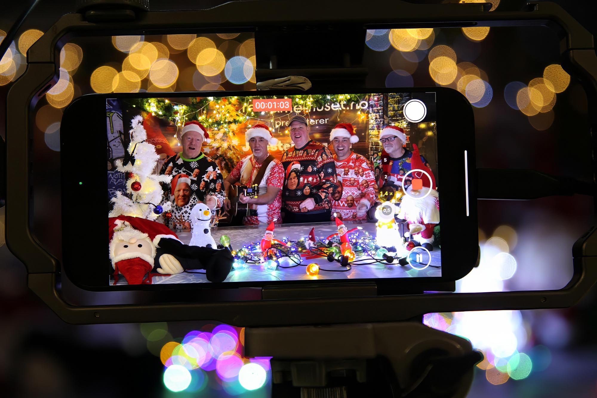 Denne gjengen jobber hardt for å skape julestemning i Grunnlovsbygda