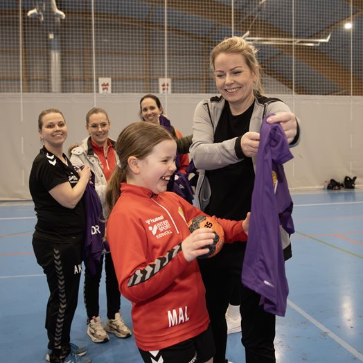 Lodd- og kakesalg ga nye drakter: - Sjekk den kule drakta!