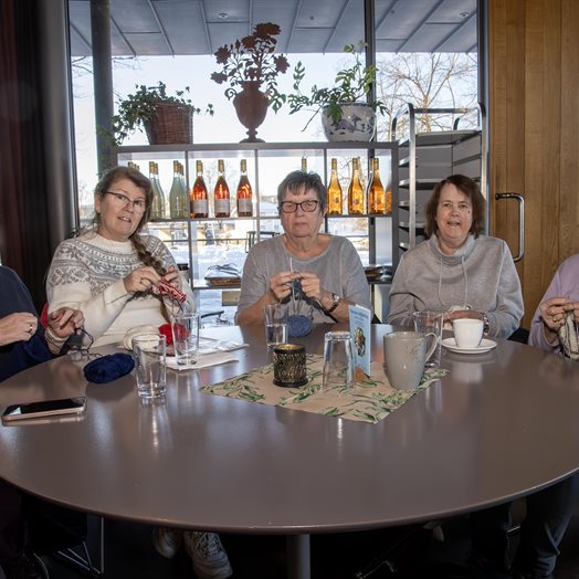 Strikkevennskap på Kafé Standpunkt