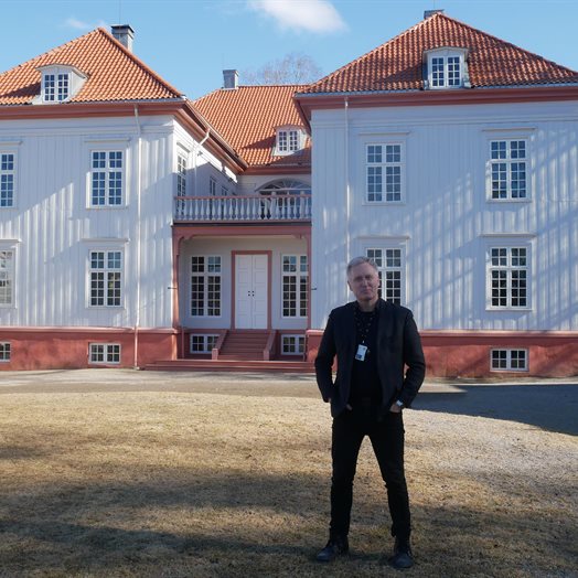 Bård Frydenlund: Historiker, metal-entusiast og museumsdirektør: - Andre skrev om Elvis og idrettshelter – jeg skrev om stavkirker