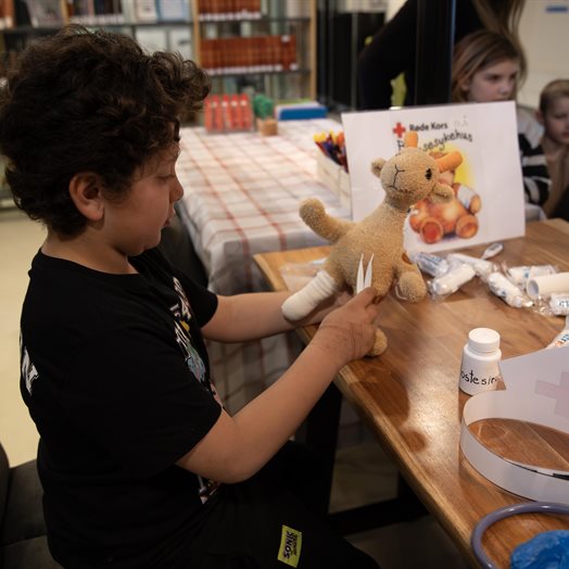 Viktig førstehjelp på Drømmebiblioteket: - Sjiraffen har knekt beinet