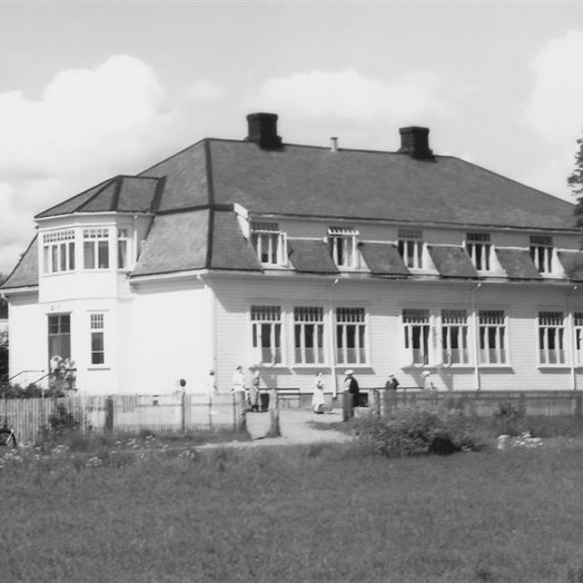 Historien om Råholt gamle skole: Fra likkista til AMFI Eidsvoll 