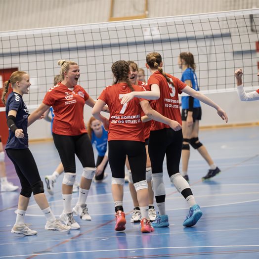 Historiske volleyballdamer: Finstad klare for 1. divisjon!