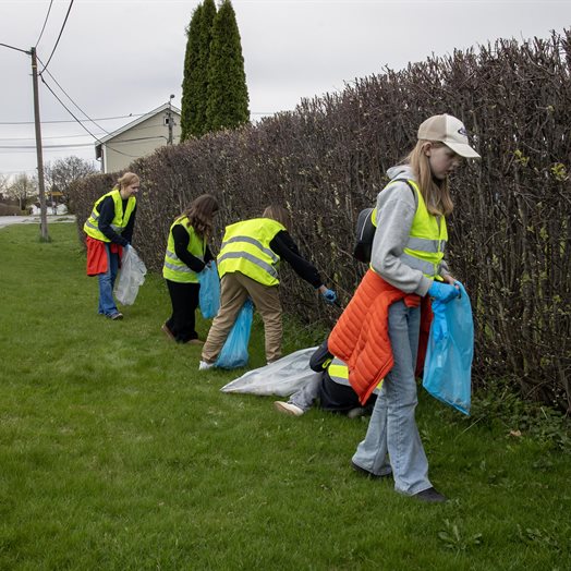 Reflekskledde stjerneskudd plukket søppel - etterpå vanket det pølser og is