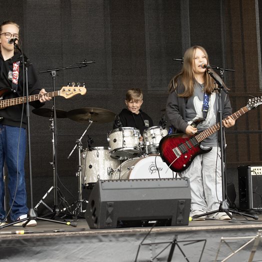 Feiret friheten med utstillinger, drilltropper, 350 korpsister - og en metal-trio fra Eidsvoll