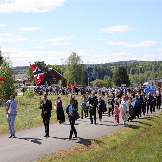 Hurra for 17. mai på solrike Minnesund