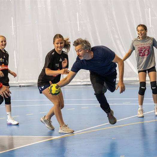 Håndballjentene rundet av sesongen med prestisjekamp