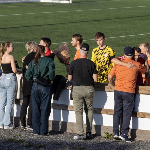 EIF – Løvenstad 5-1: Spillerne sto i kø – for å gi blomster til familien