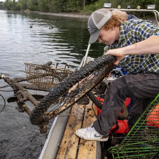 Rydder i Vorma: - Det er utrolig hva folk kaster i elva!
