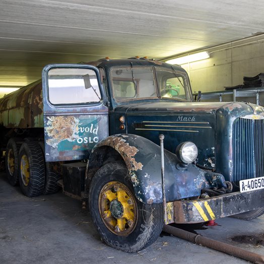 Skal restaurere Skandinavias største tankbil: - Jeg har hørt at politiet gjorde honnør da den kom kjørende 