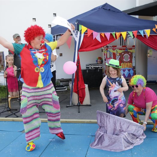 Mine damer og herrer… ærede publikum… Velkommen til Sirkus Stensby!