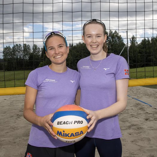Stine og Oda klare for EM i sandvolleyball, men først ble det AC/DC-konsert