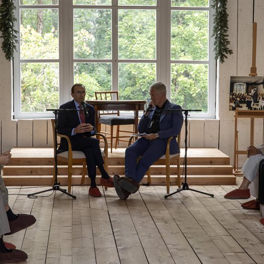 Utenriksminister Barth Eide besøkte Eidsvoll 1814: - Demokratiet, slik vi kjenner det, blir kraftig utfordret