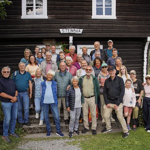 Tilbake på Byrud gård etter 125 år: - Det er sterkt å stå her