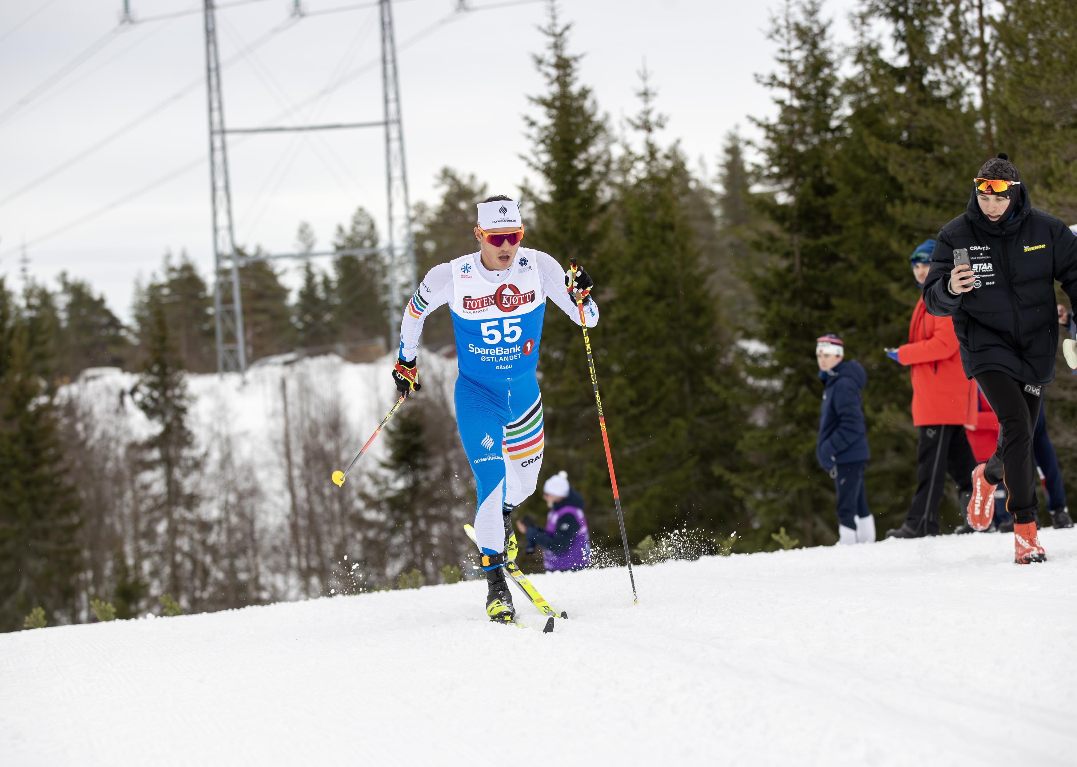 Her har Fredrik Gerardo Fodstad gått litt over 1 km. Til høyre ser vi kompis Vetle Leander Johansen gjøre alt han kan for å pushe 'vår' mann Her har Fredrik Gerardo Fodstad gått litt over 1 km. Til høyre ser vi kompis Vetle Leander Johansen gjøre alt han kan for å pushe 'vår' mann