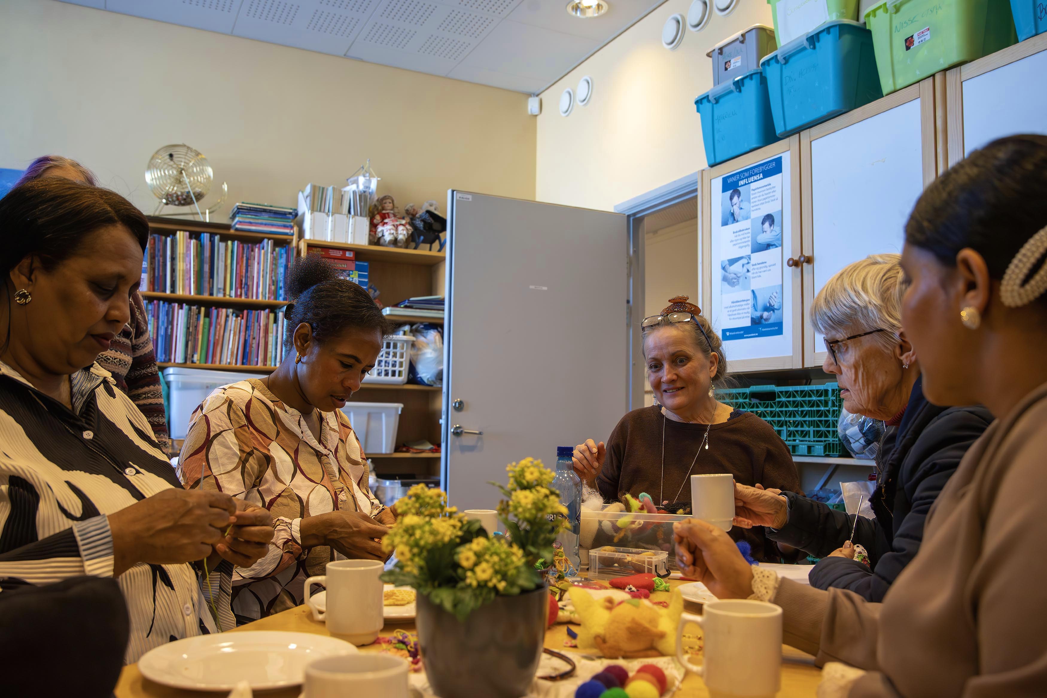 Selv om det var et oppstartsmøte tok det ikke lang tid før damene gikk i gang med håndarbeid Selv om det var et oppstartsmøte tok det ikke lang tid før damene gikk i gang med håndarbeid