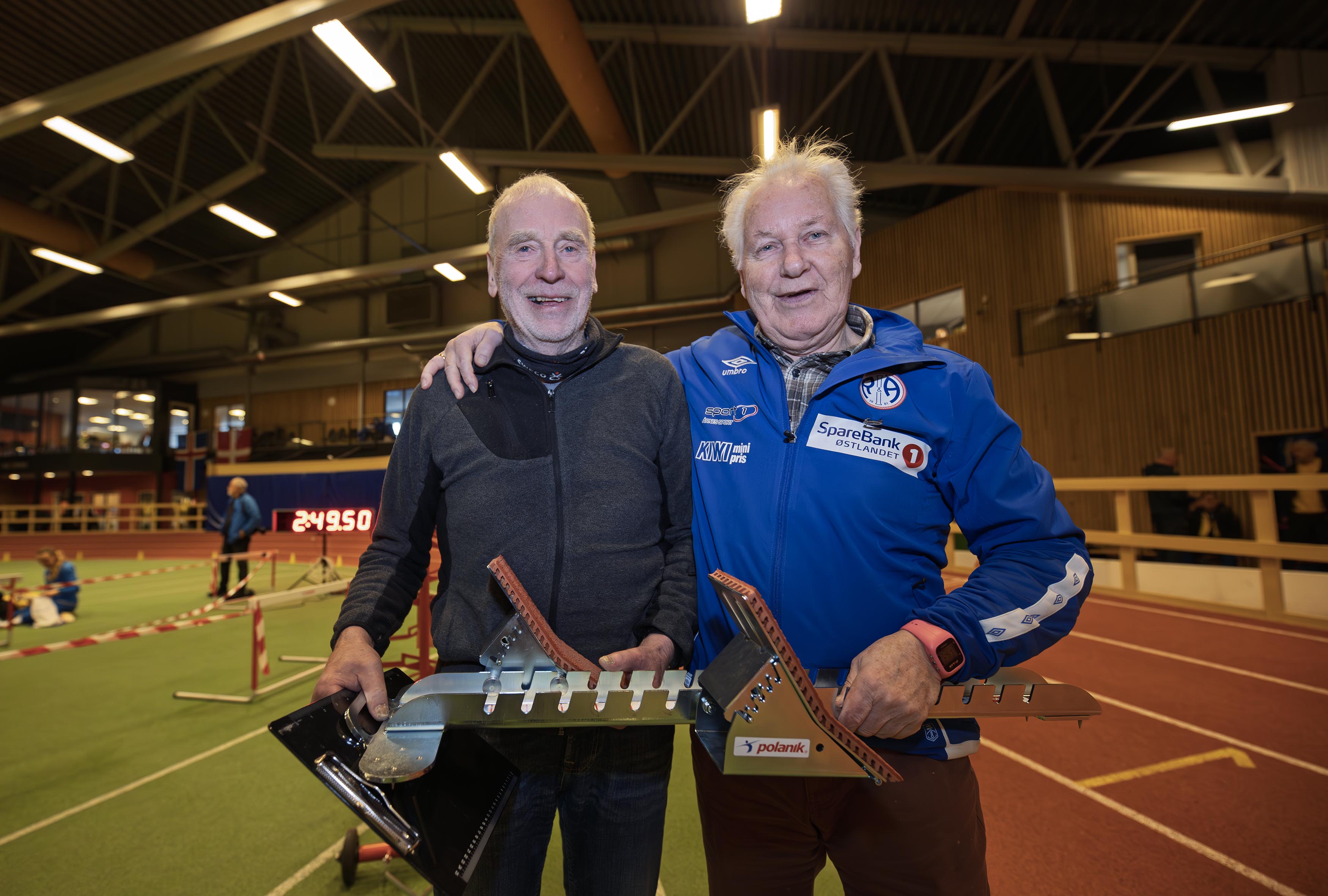 Frivillighet har ingen aldersgrense. Arne Luke (81) fra Nordkisa Rolf Barbakken (83) fra Årnes la ned utallige timer i Nes Arena sist helg