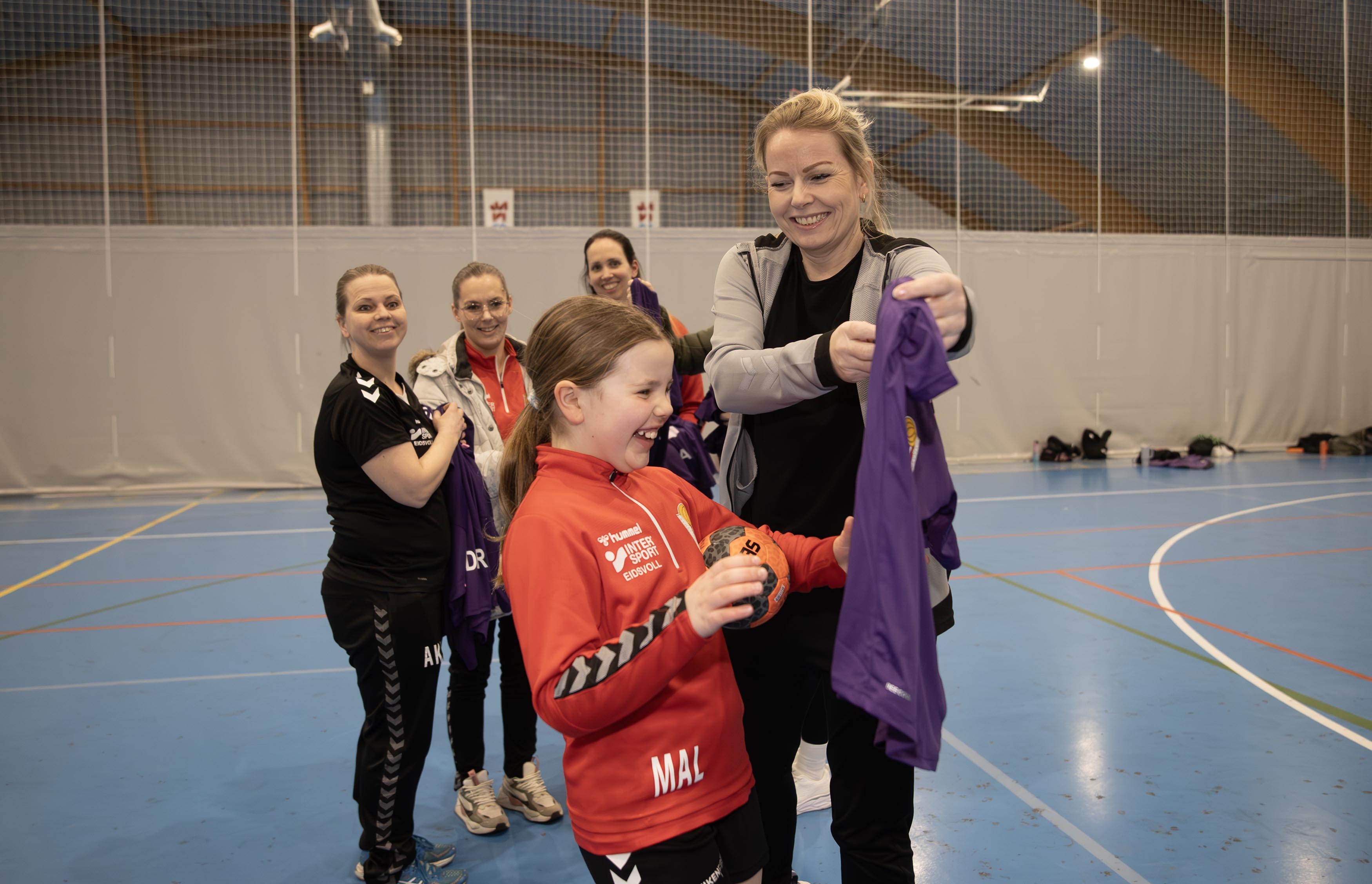 Her får en storfornøyd Mali Abrahamsen Lundahl sin personlige drakt