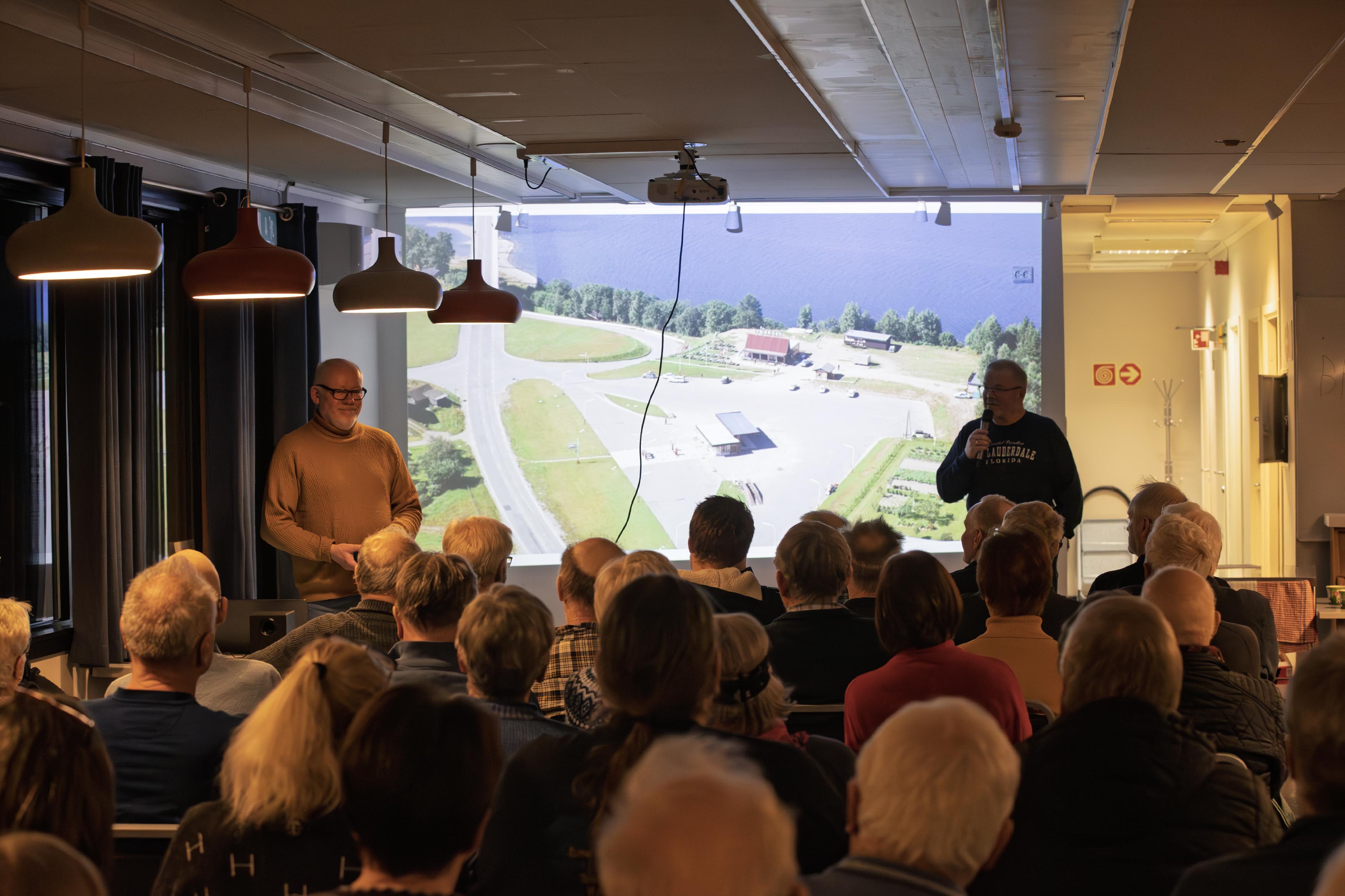 Morten Bråthen og Rune Østby Hansen ble litt satt ut av interessen for gamle bilder