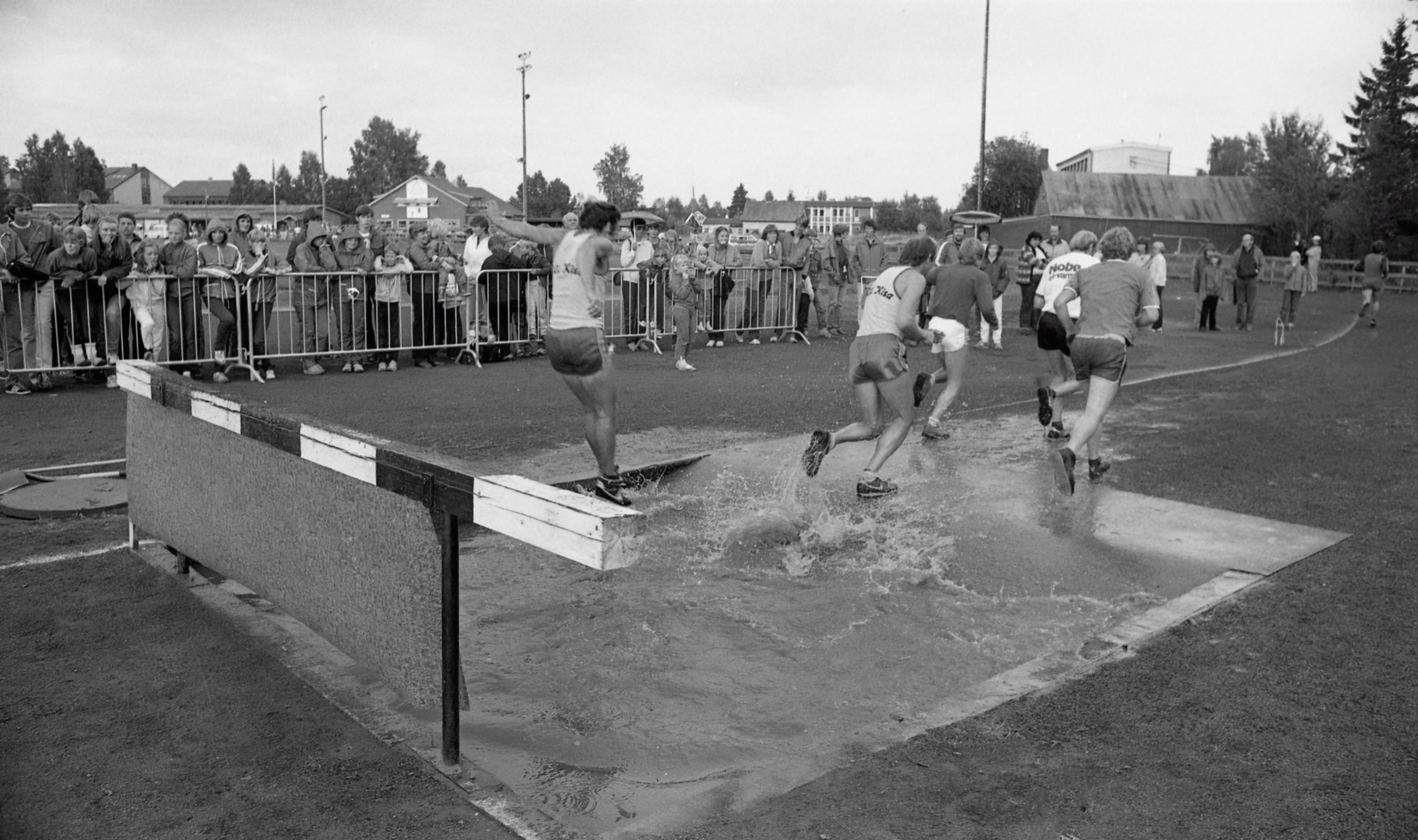 Her ser vi at mange har samlet seg ved vanngrava. Bildet er fra UKI-karusellen i 1982