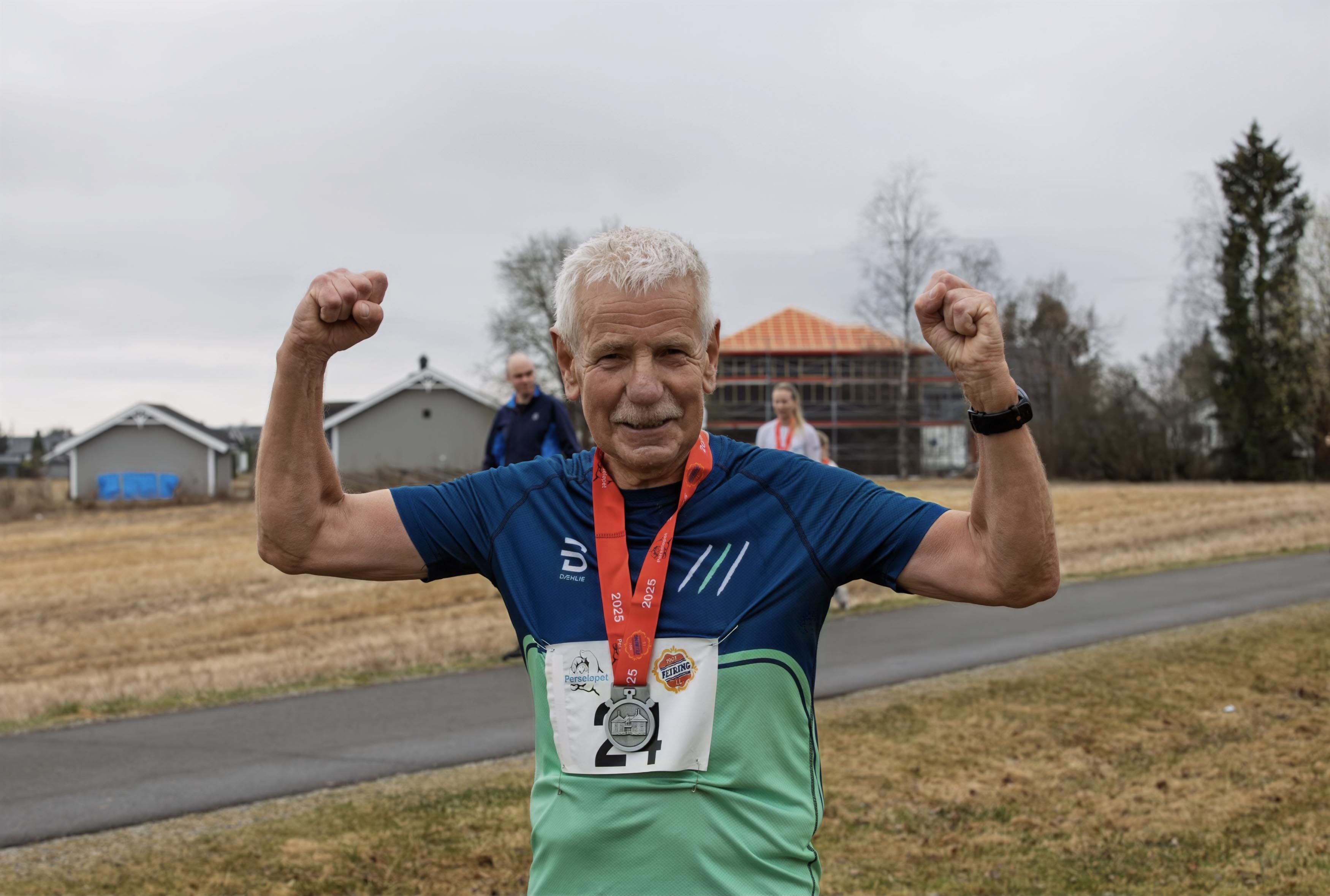 77 år gamle Tor-Arne Stenhaug er sprekere enn de aller fleste i landet. - Jeg er meget godt fornøyd med min nye hofte i titan, sier Tor-Arne og smiler