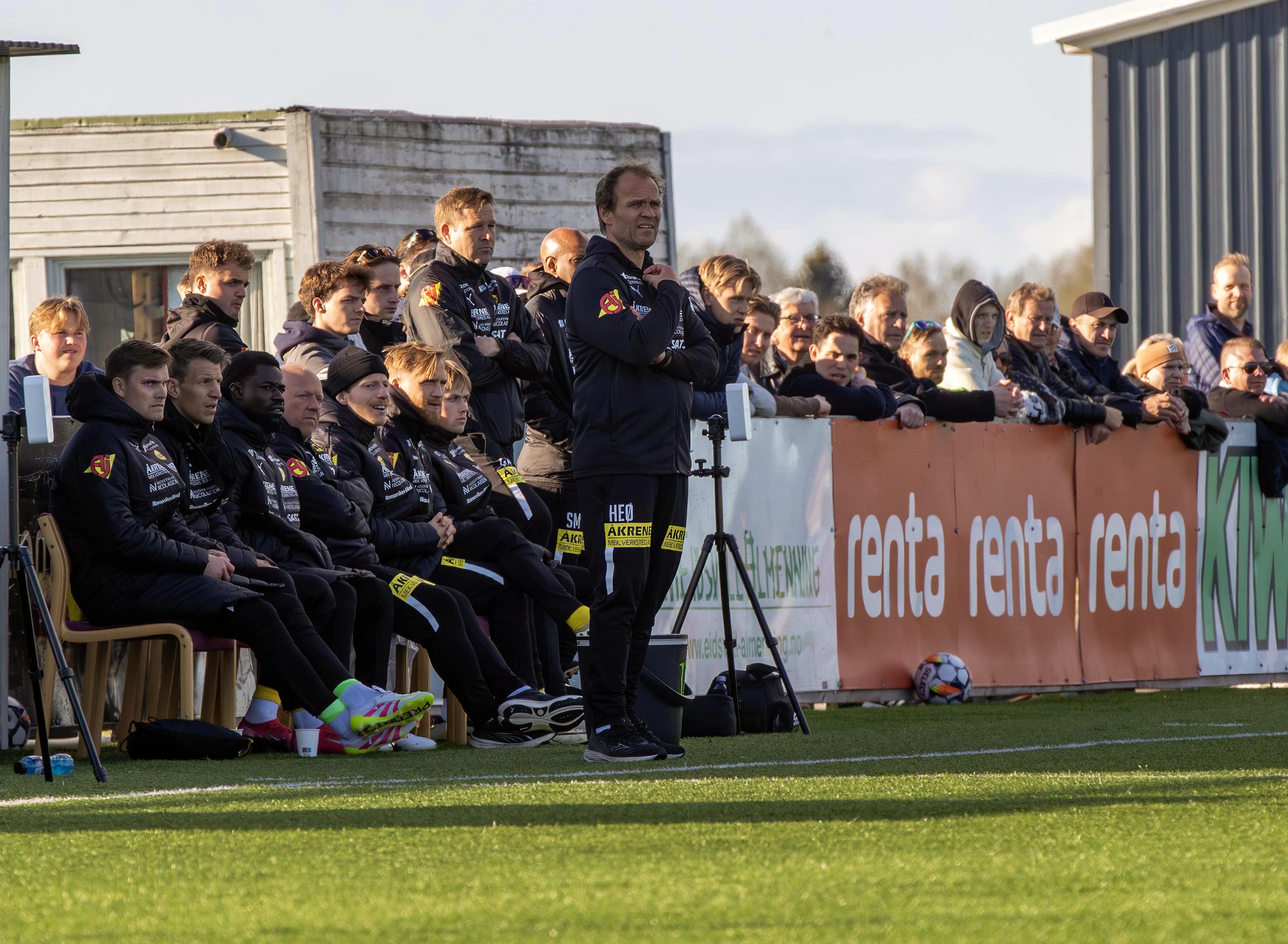 LSK-trener Hans Erik Ødegaard var ikke veldig fornøyd med det laget presterte ute på Myhrer-kunstgresset. En del av æren for det skal et hardtkjempende Turn-lag ha LSK-trener Hans Erik Ødegaard var ikke veldig fornøyd med det laget presterte ute på Myhrer-kunstgresset. En del av æren for det skal et hardtkjempende Turn-lag ha