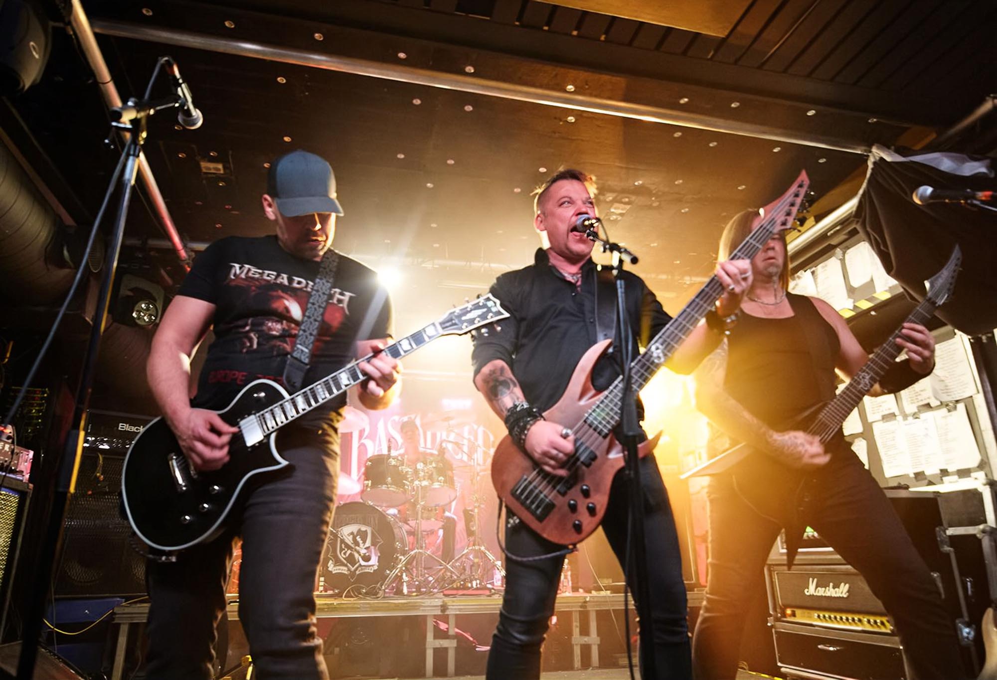 Bastarized har nettopp sluppet sitt tredje album, og er tilbake hardere, raskere og sintere enn noensinne. Lørdag står de på scenen på Funhouse for å hylle Thyruz Bastarized har nettopp sluppet sitt tredje album, og er tilbake hardere, raskere og sintere enn noensinne. Lørdag står de på scenen på Funhouse for å hylle Thyruz