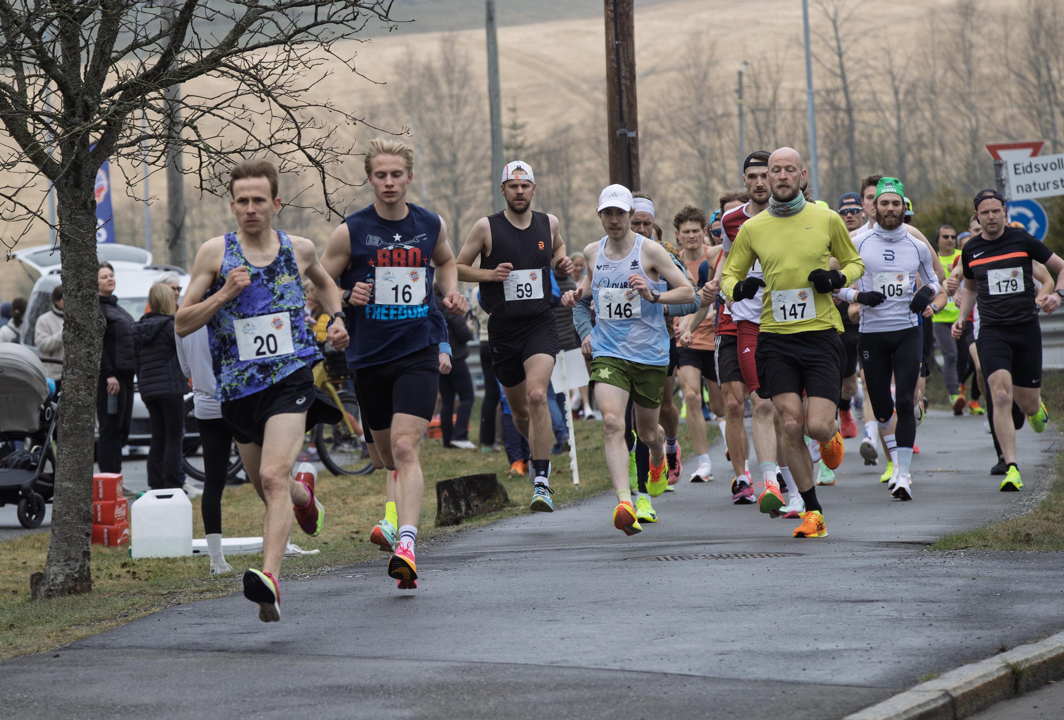 Her legger 161 deltagere i vei på en av mange valgfrie distanser under Perseløpet Palmesøndag. 159 av disse kom seg i mål, og hele 96 deltagere satt pers. I front vinneren på 10 km Peter Hoffmann (20) fra Oslo, etterfulgt av nummer to på 5 km Johannes Jørgensen Vennemo (16), som representer Rælingen-klubben Midgard Hinderløpsklubb