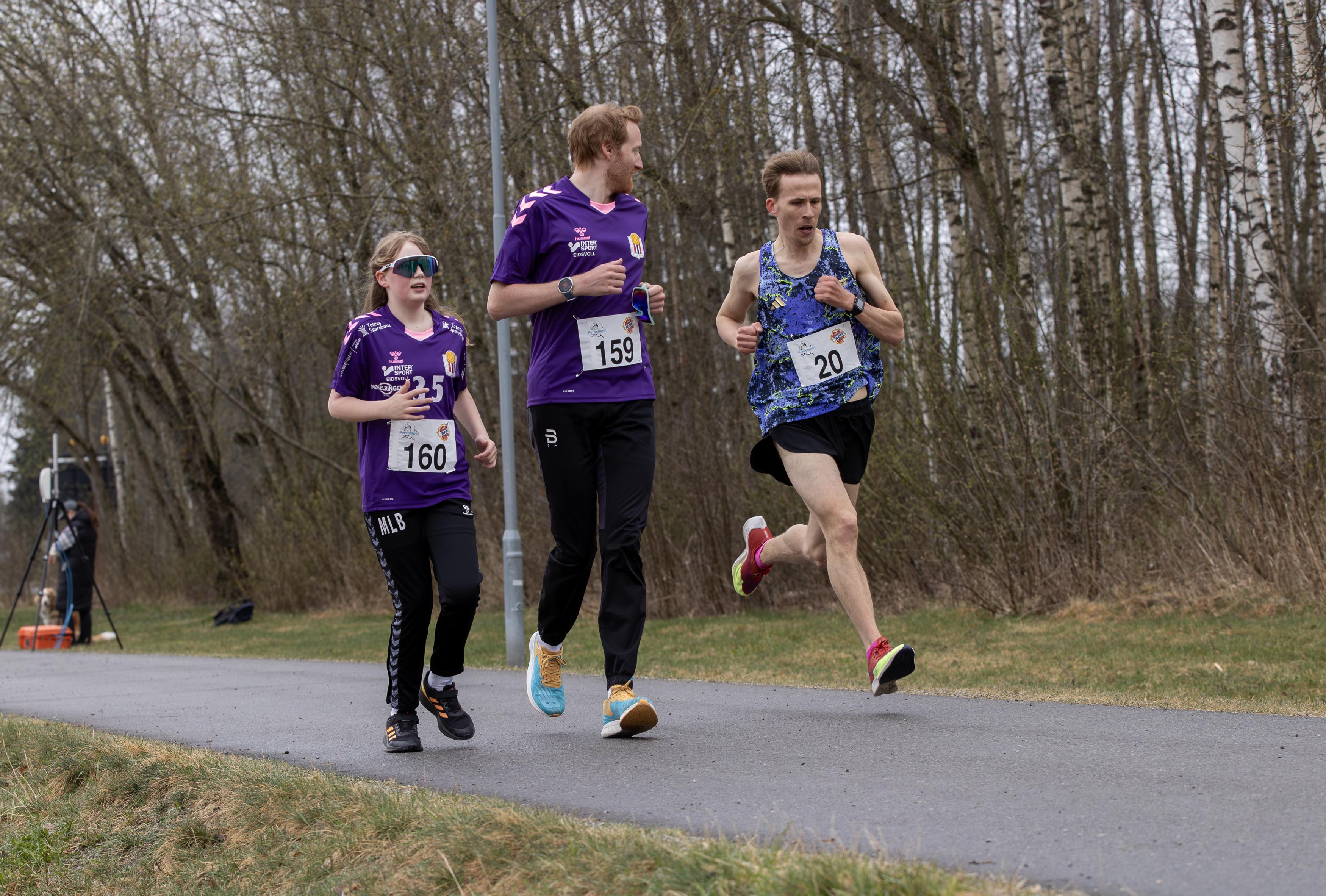 Her er Andreas Bidne og datteren Mathilde Løwø Bidne snart halvveis på sin 5 km