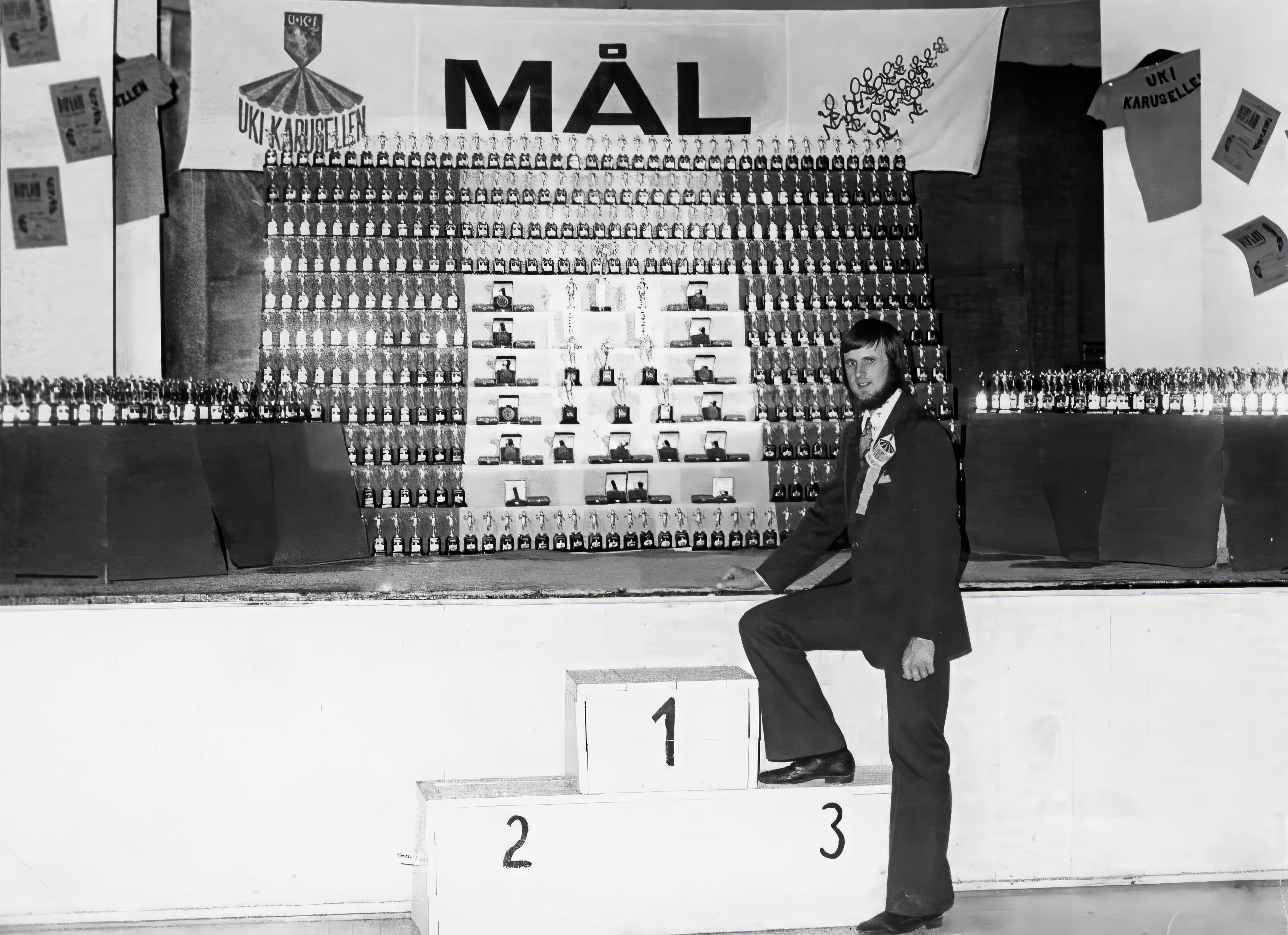 Det har blitt delt ut 37.000 karusell-premier siden 1966. På bildet ser vi en litt yngre utgave av Nils Kristen på 'Idretten' på gamle Jessheim stadion