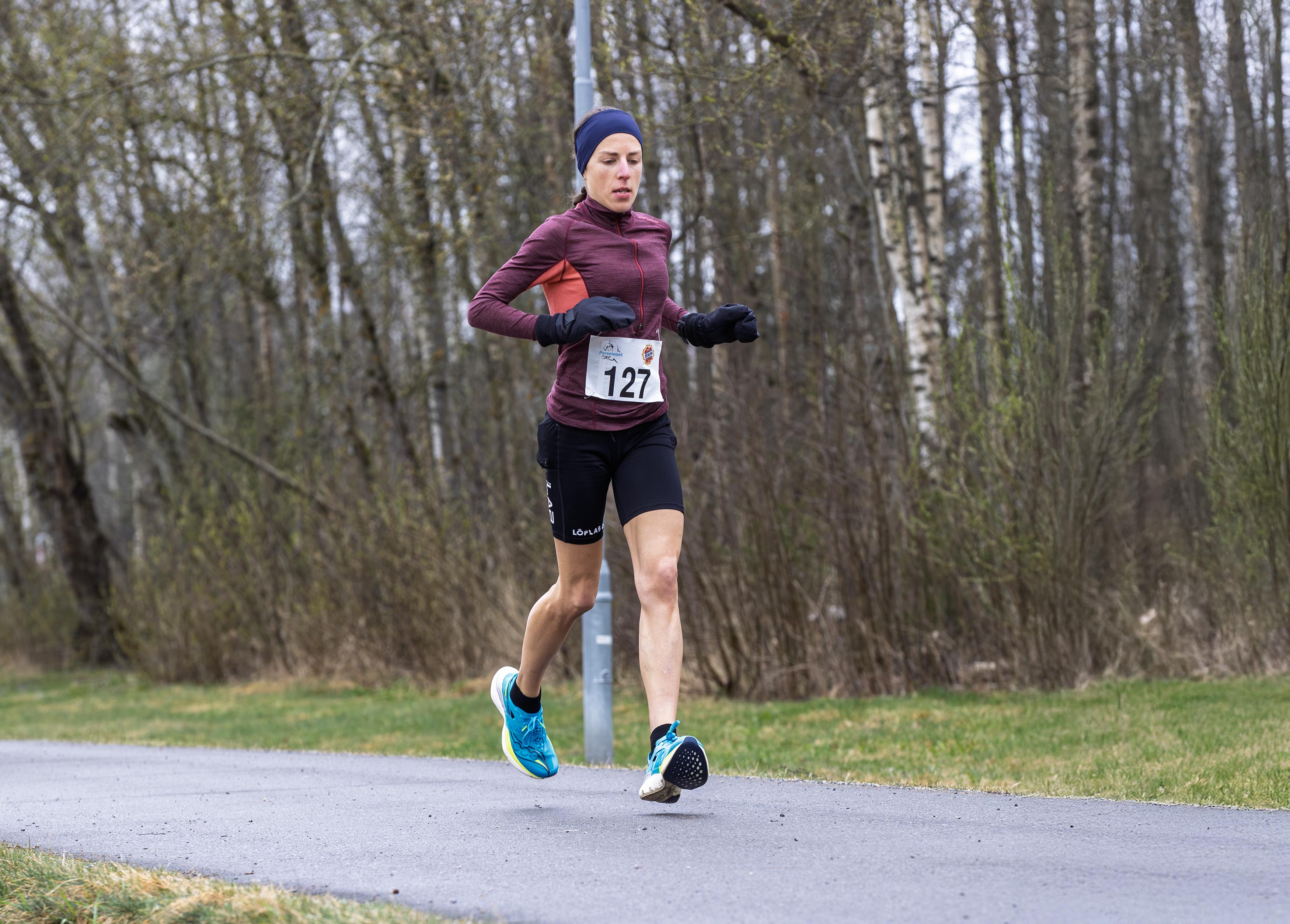 Miriam Myhren Bouchleh, opprinnelig fra Halden, sitt første offisielle maratonløp - og vant