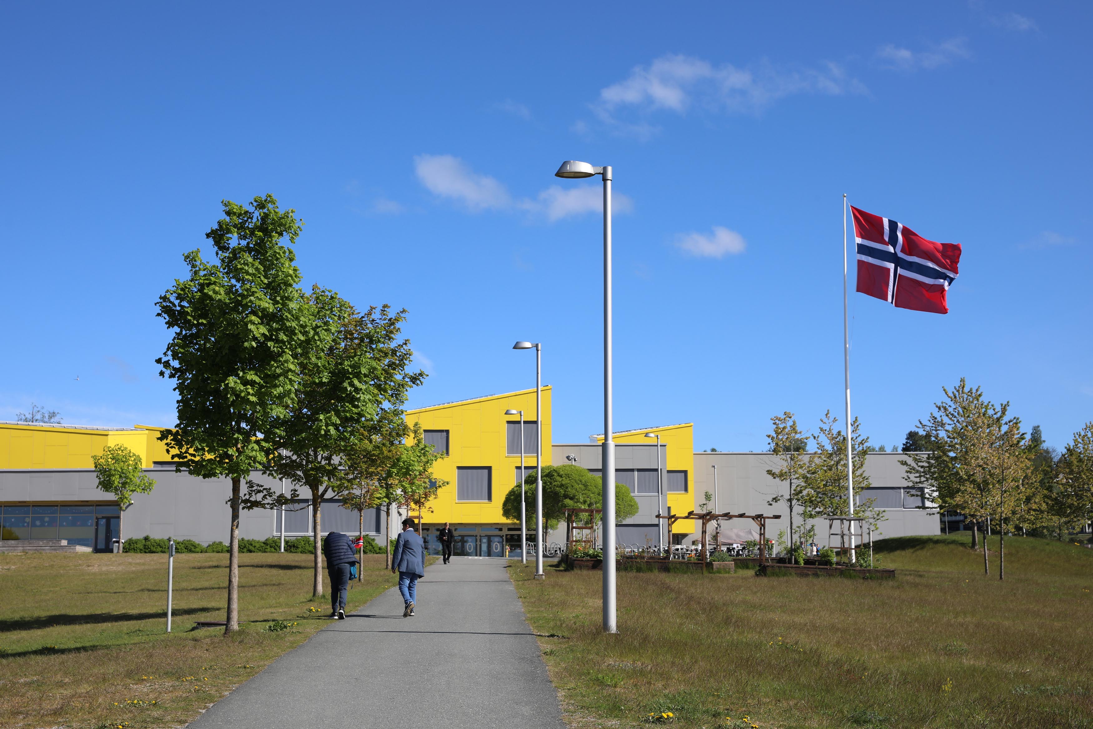 Fargerike kontraster i vårsola. Den lett gjenkjennelige, gule skolen på Langset tok seg ekstra godt ut side om side med det flotte norske flagget. Alt var klappet og klart til den store festdagen. Allerede før barnetoget startet var det full aktivitet i og rundt skolebygget Fargerike kontraster i vårsola. Den lett gjenkjennelige, gule skolen på Langset tok seg ekstra godt ut side om side med det flotte norske flagget. Alt var klappet og klart til den store festdagen. Allerede før barnetoget startet var det full aktivitet i og rundt skolebygget