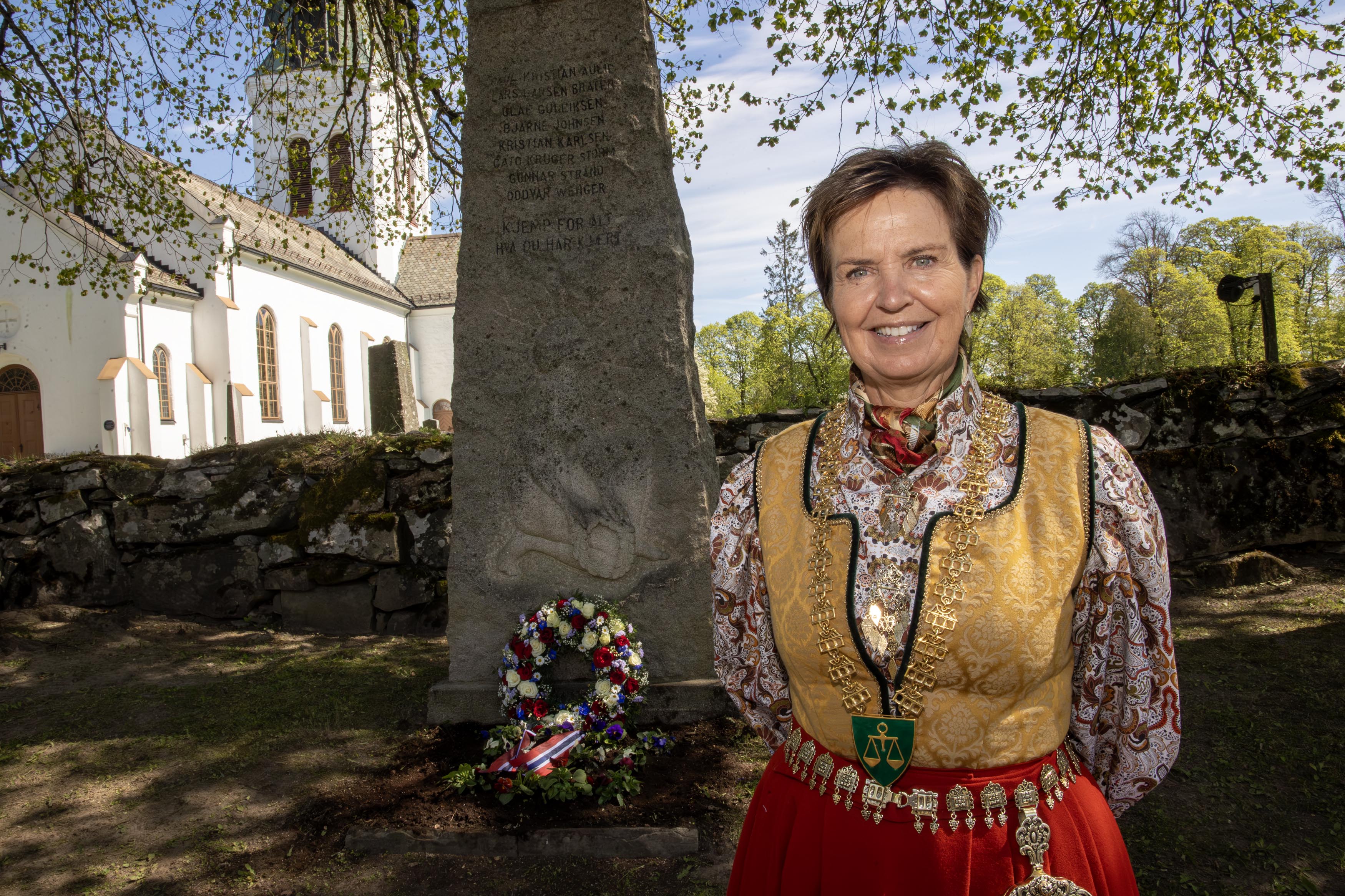 Ordfører Nina Kristengård talte og la ned krans ved krigsminnesmerket på Tingvoll Ordfører Nina Kristengård talte og la ned krans ved krigsminnesmerket på Tingvoll