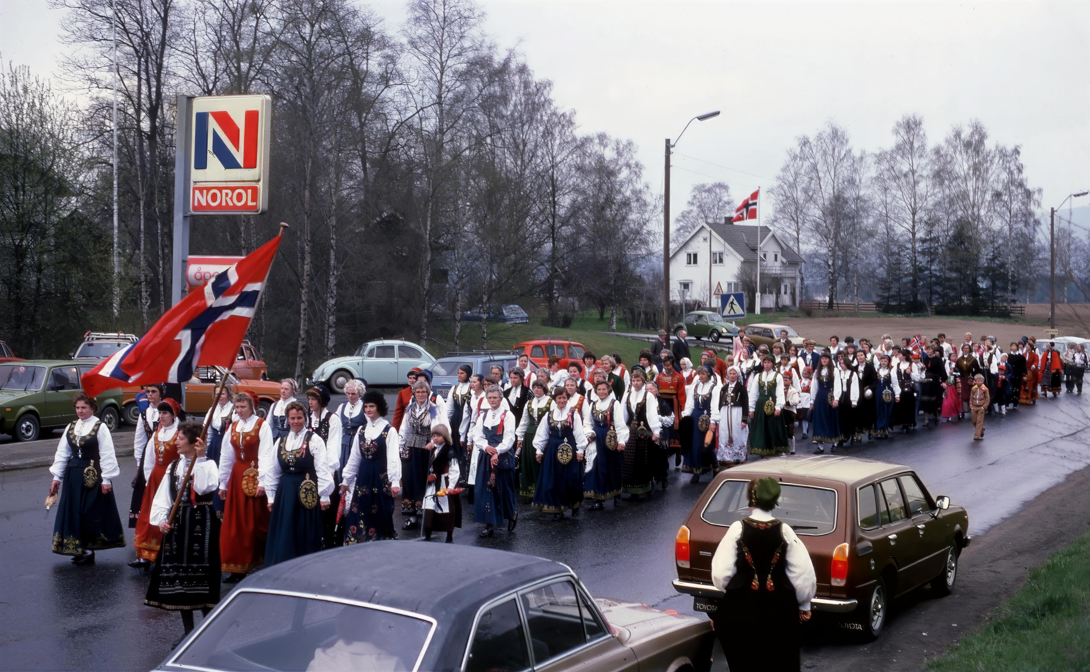17. mai 1978 var oppstartsåret for bunadstoget. Den gangen gikk toget fra Pirotoppen ut på E6 og sørover til Eidsvollsbygningen. Dette bildet er fra nettopp 1978