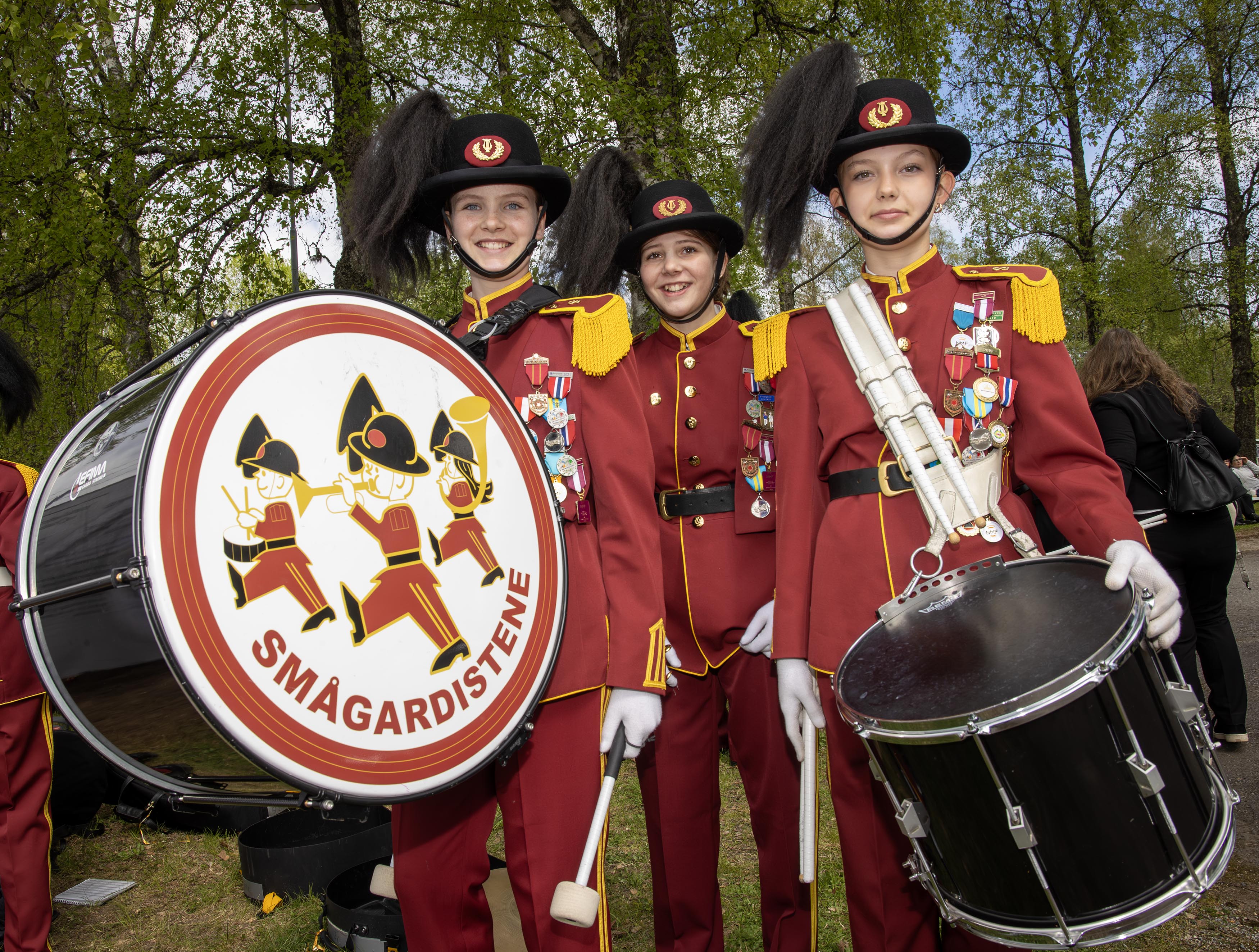 Smågardistene, det vil si Stabekk skoles musikkorps, var også på plass. Her ved 14-åringene Nellie Reikerås Leivestad, Dagny Harstad og Elise Lagesen