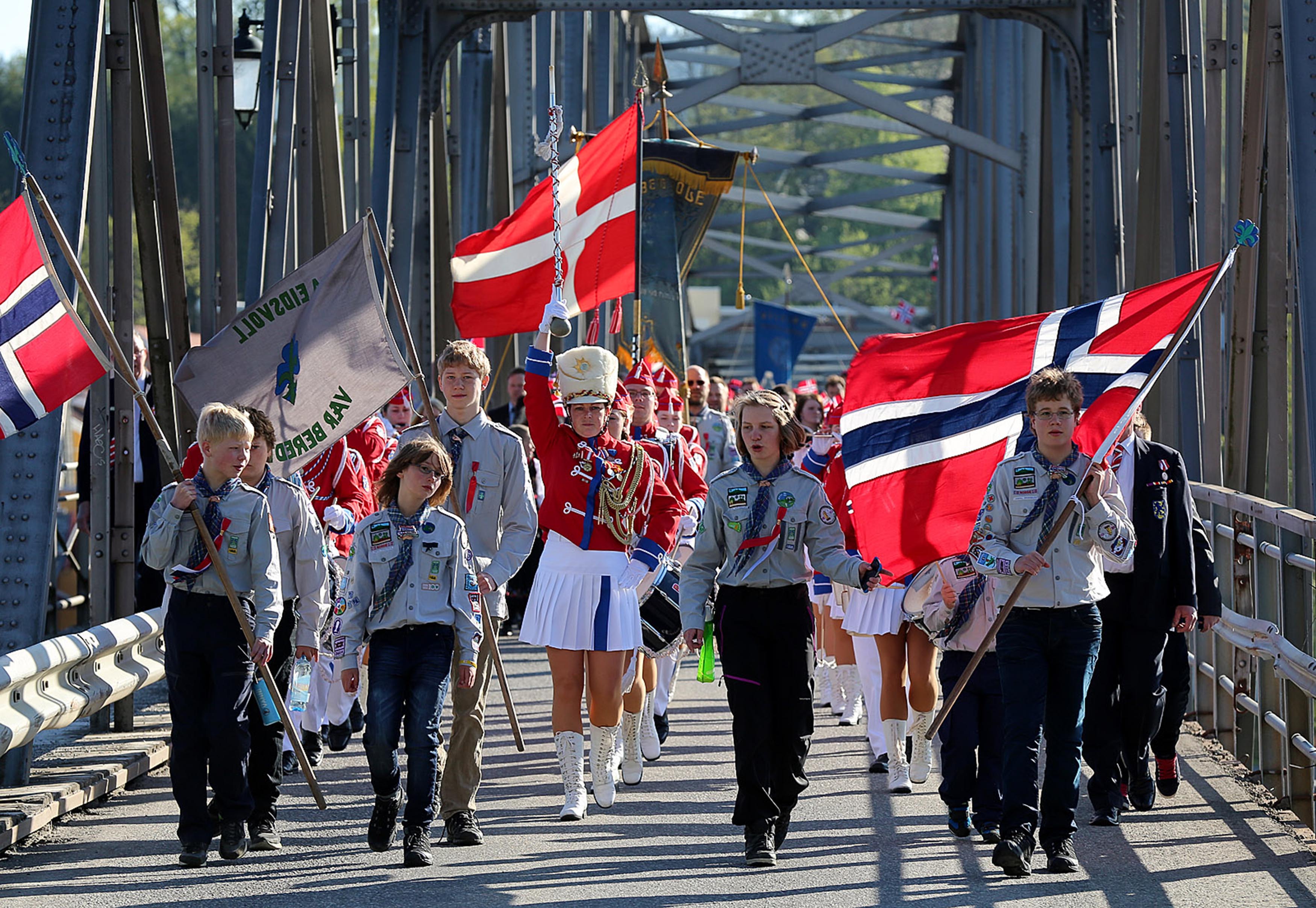 Speidere i front over Sundbrua 17. mai 2014