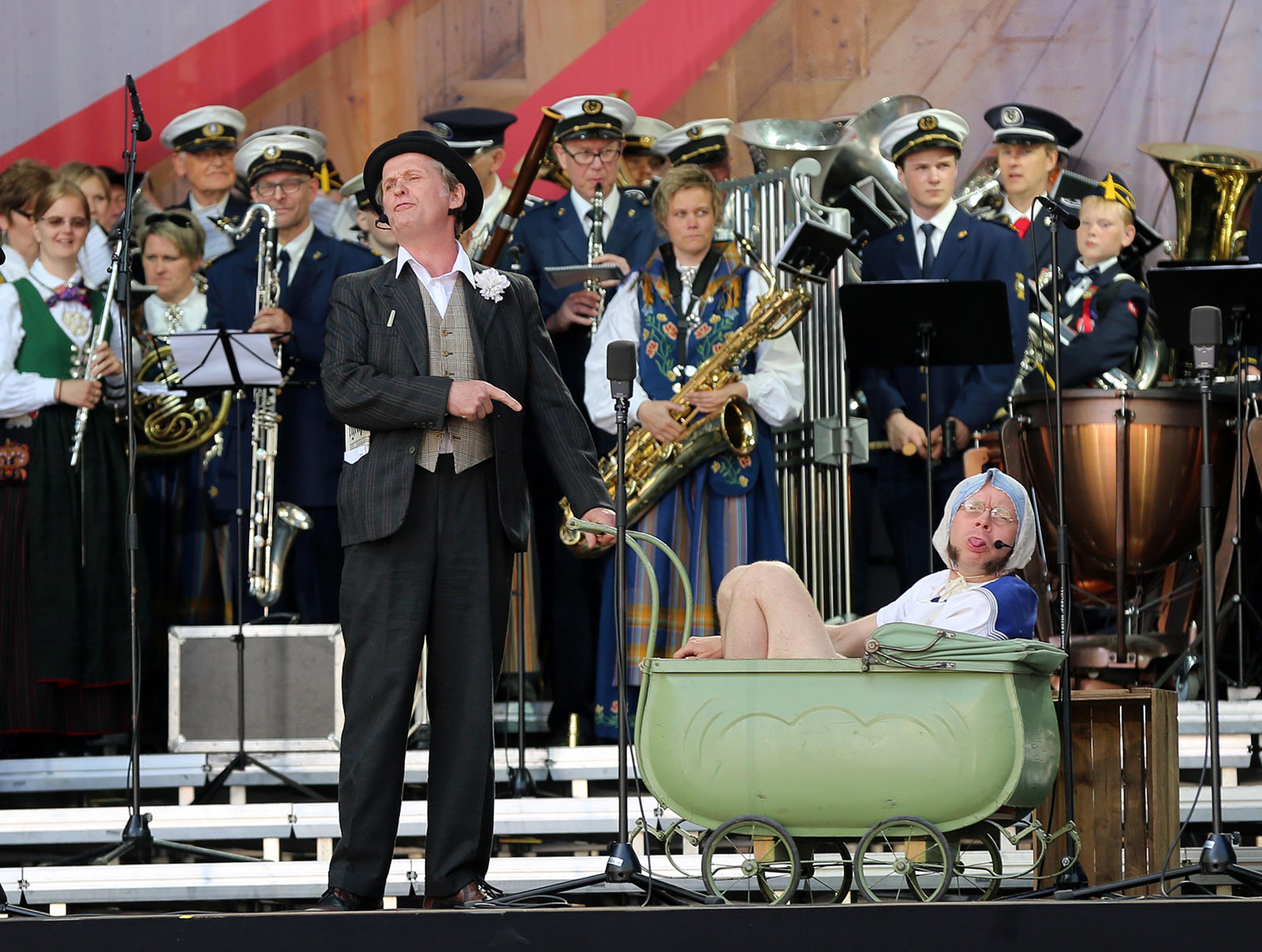 Dette bildet er fra 17. mai 2014, og det er Jan Gunnar Røise som befinner seg i barnevognen