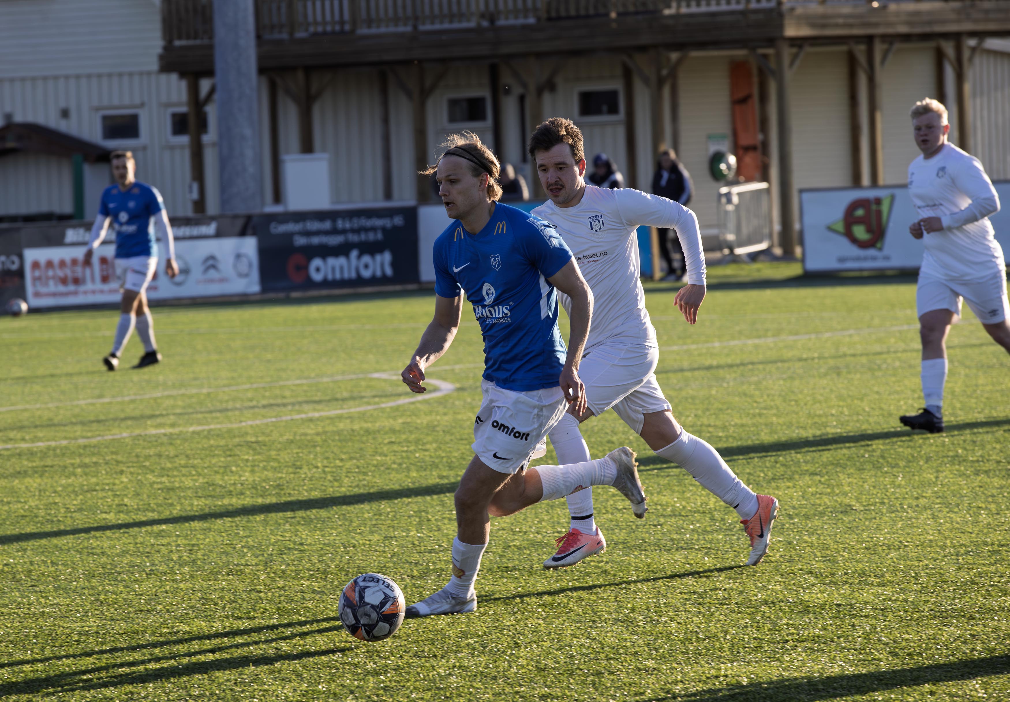 Stian Teksum er en av flere gamle a-spillere som nå koser seg med 7'er-fotball Stian Teksum er en av flere gamle a-spillere som nå koser seg med 7'er-fotball