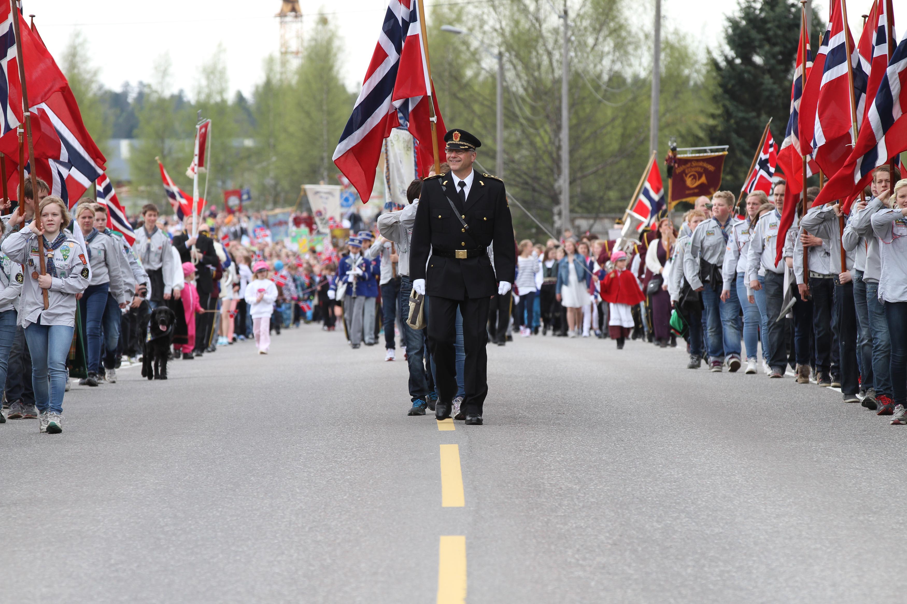 Politiet samt 3. Eidsvoll speidergruppe går først i barnetoget i Sørbygda