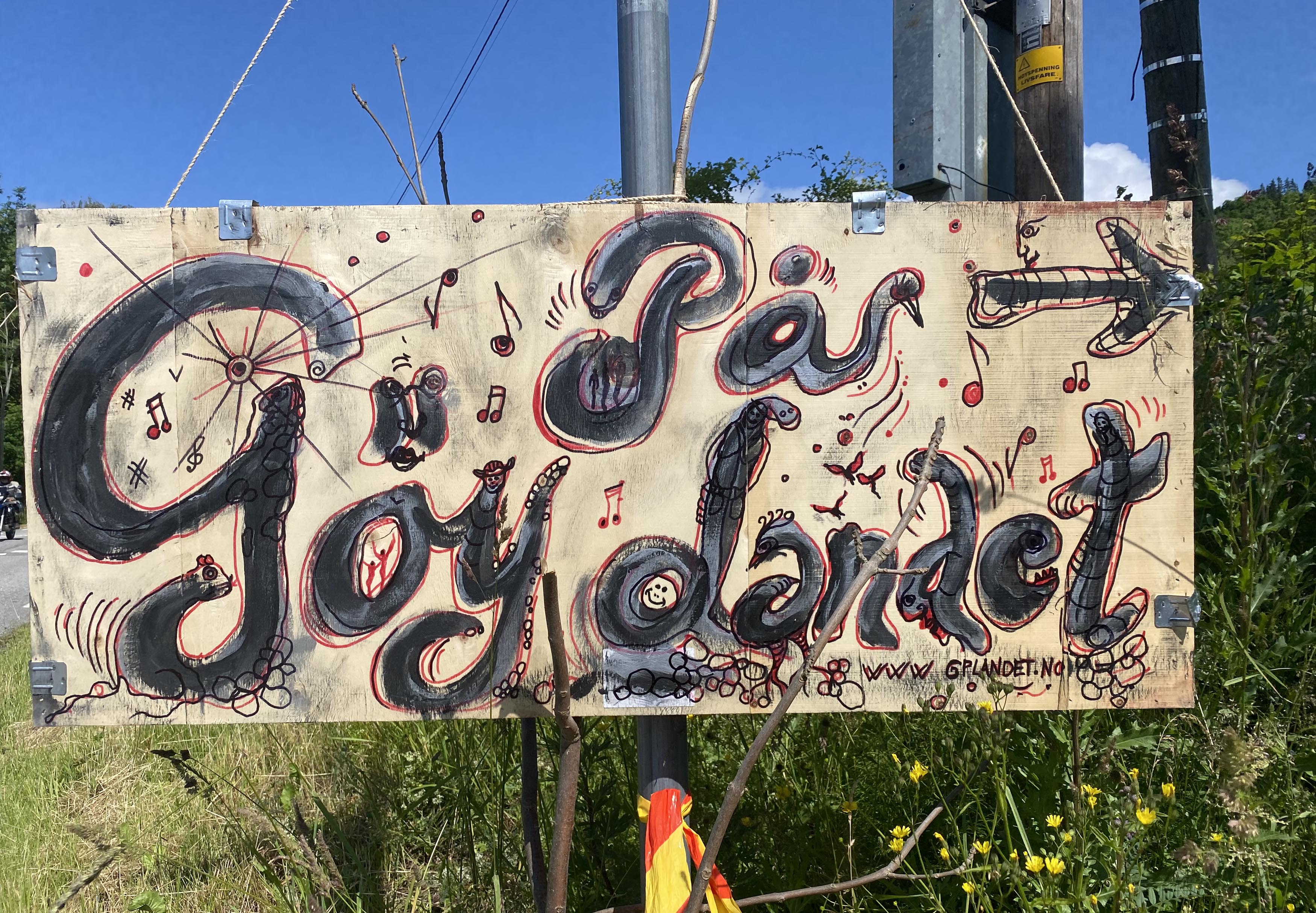 Toget stopper ikke lenger på Morskogen, men moro kan man ha det lell. Det litt anonyme skiltet som soler seg sammen med markblomstene i grøftekanten, vitner lite om stjernelaget som stiller opp på gården litt lenger opp i lia