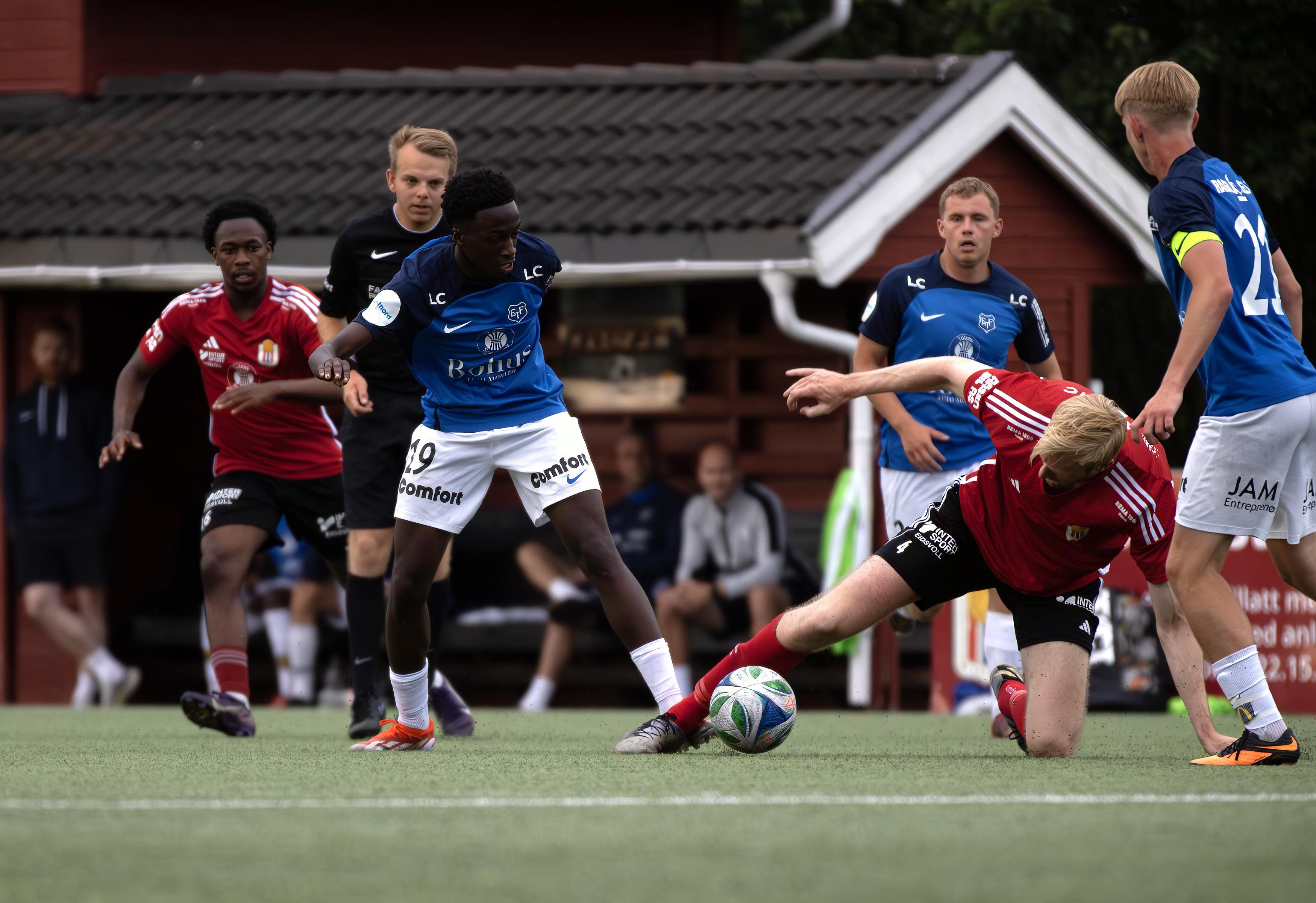 Alieu Bandeh går i sin brors (Kara) fotspor og plager backene med sine dribleferdigheter. Her klarer Nicolaj Møller Jensen så vidt å stoppe unggutten Alieu Bandeh går i sin brors (Kara) fotspor og plager backene med sine dribleferdigheter. Her klarer Nicolaj Møller Jensen så vidt å stoppe unggutten