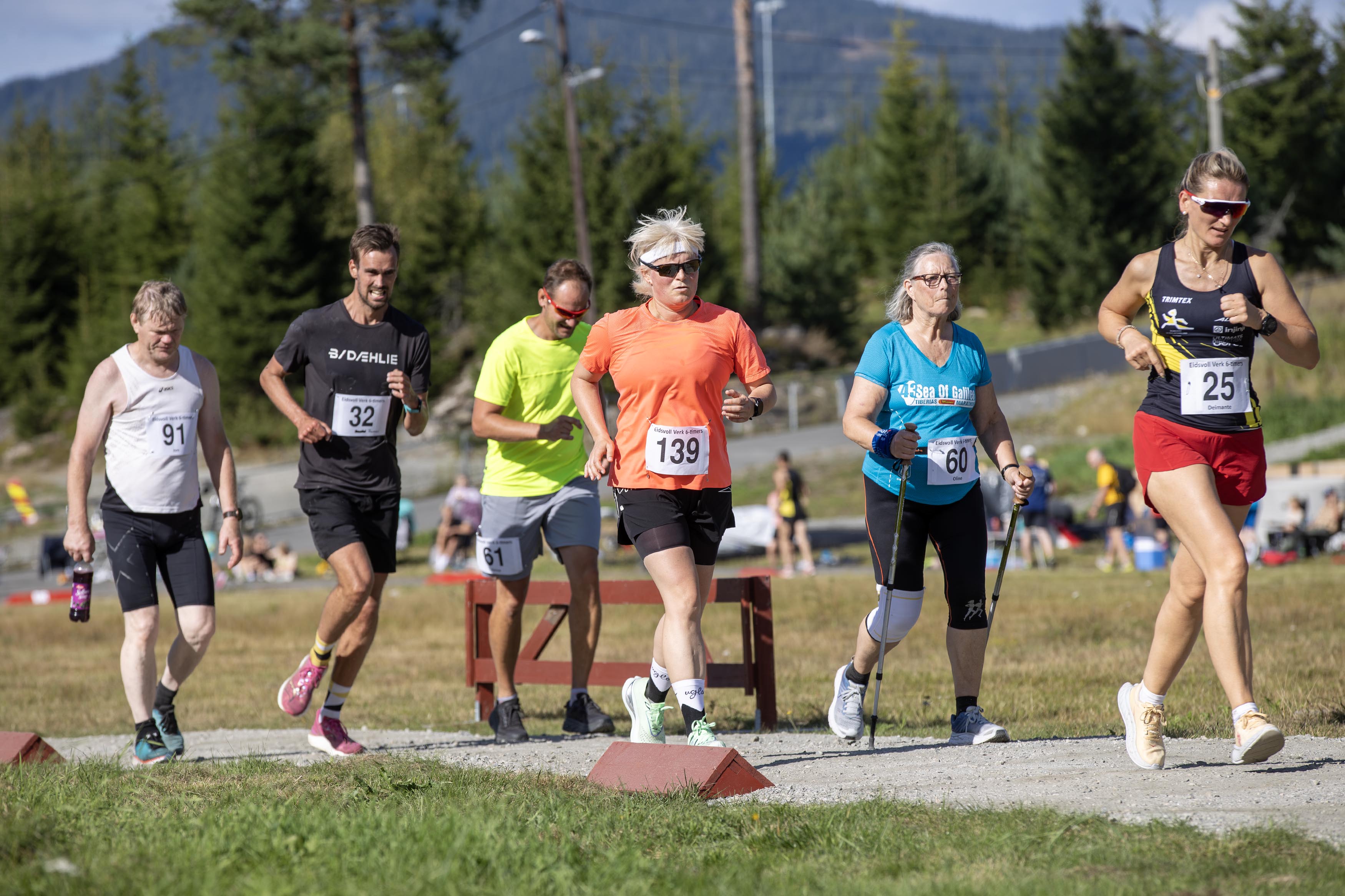 Dette er et ganske beskrivende bilde for et 6-timersløp. Noen går og noen jogger