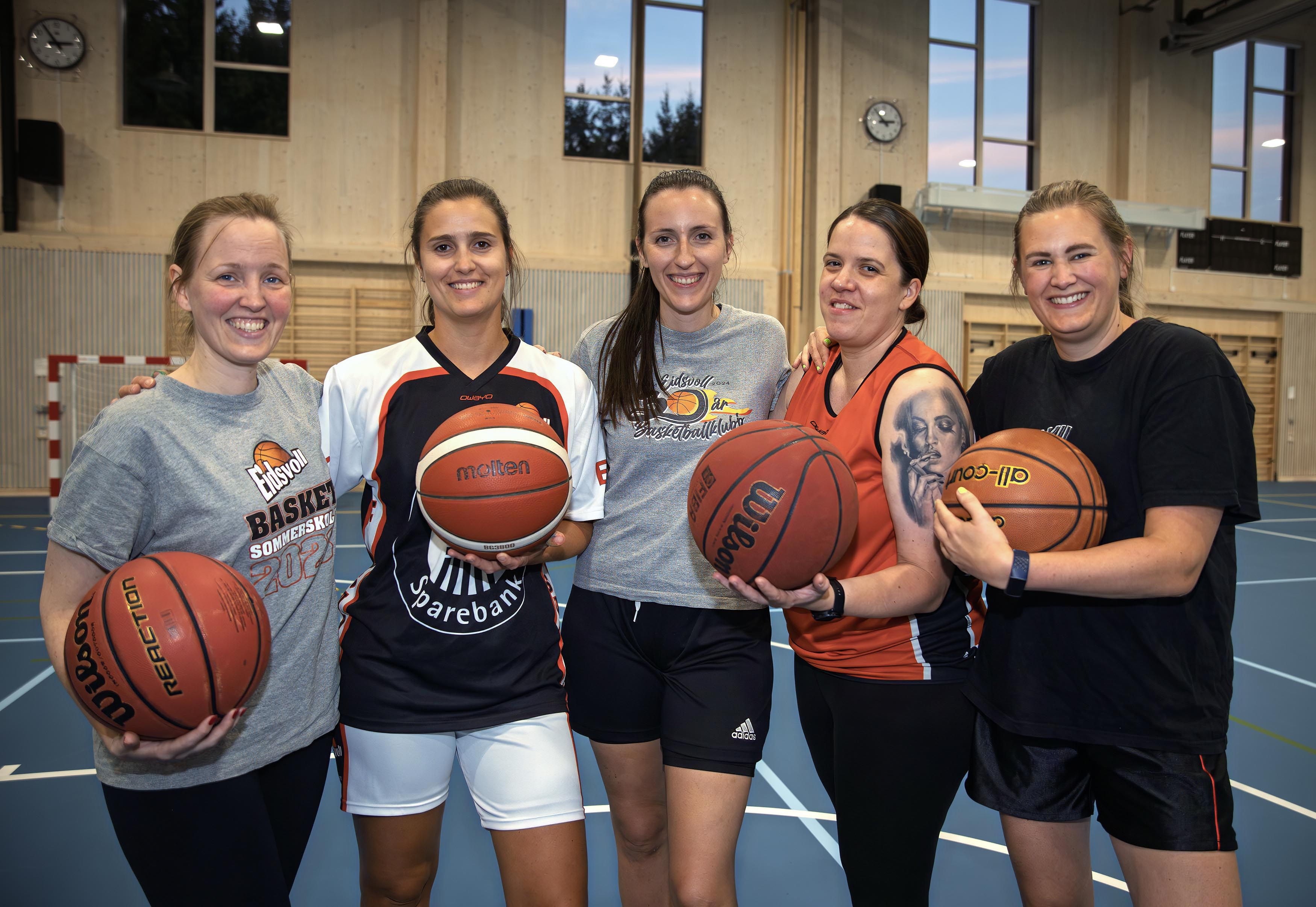 - Vi vil gjerne ha flere spillere, sier Lene Forssell Solsrud (til venstre). Ved siden av står Ann Karoline Huus, deretter Ainhoa Calvo Guilló, Veronica Skyttersæter og Anniken Tranberg