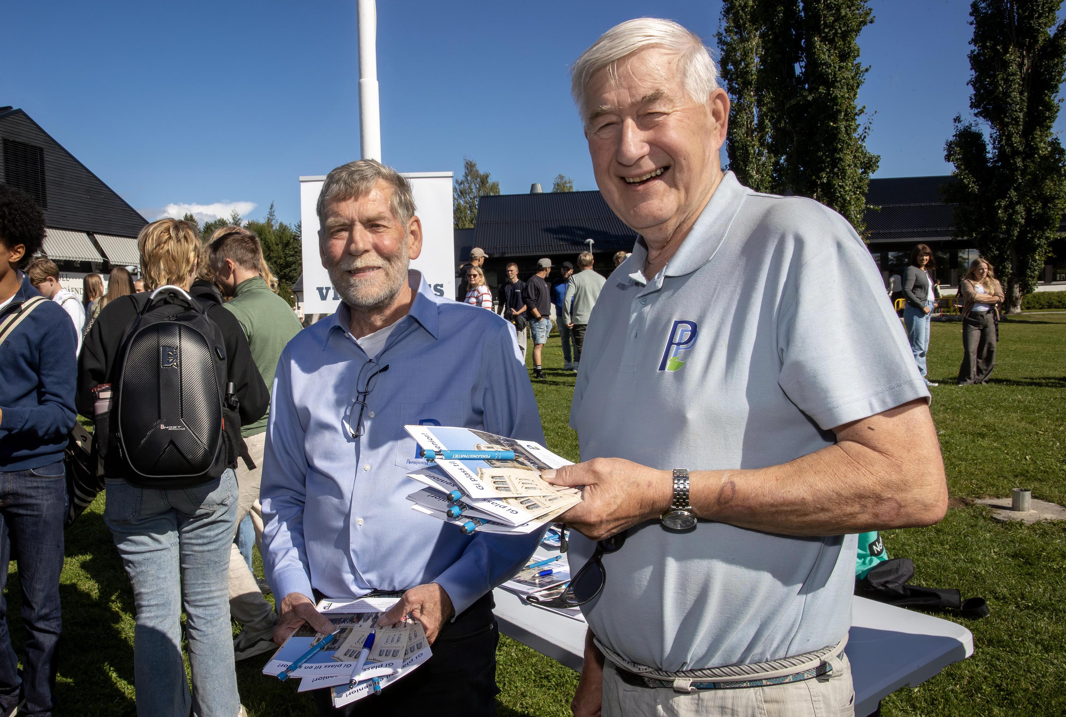 Pensjonistpartiet var på plass på Eidsvoll videregående. Fra venstre Ragnar Dahl (leder i Akershus Pensjonistparti) og Petter Engebretsen (leder i Eidsvoll Pensjonistparti)
