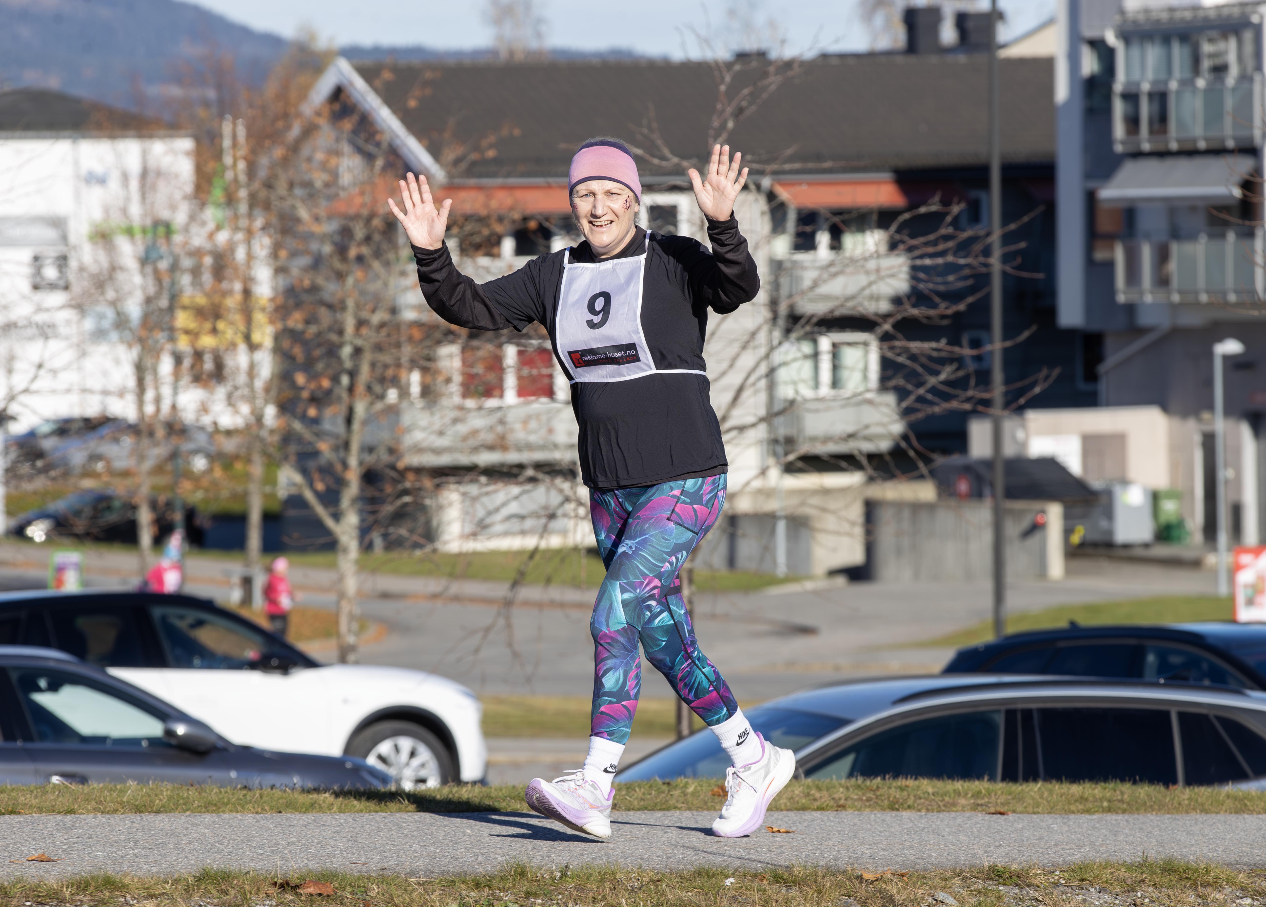 Anne-Mette Kverneng Gulbrandsen jobber i resepsjonen i treningskjeden MOVA, og lørdag deltok hun i Rosa sløyfe-løpet som ble arrangert for første gang i Eidsvoll Anne-Mette Kverneng Gulbrandsen jobber i resepsjonen i treningskjeden MOVA, og lørdag deltok hun i Rosa sløyfe-løpet som ble arrangert for første gang i Eidsvoll