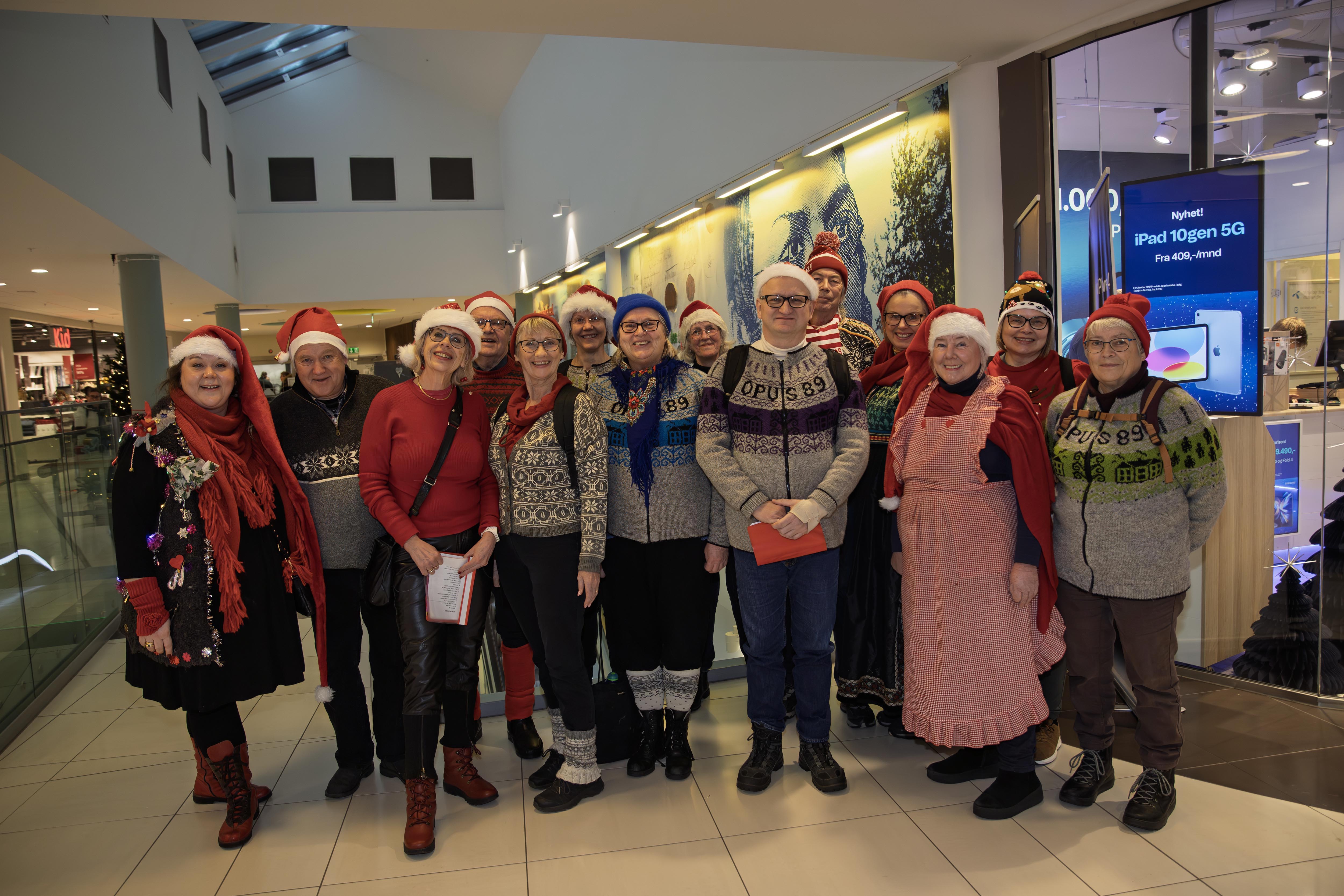 I løpet av korets 36 år har Opus 89 sunget på mange forskjellige steder - for eksempel som her på AMFI i førjulsstria i 2022